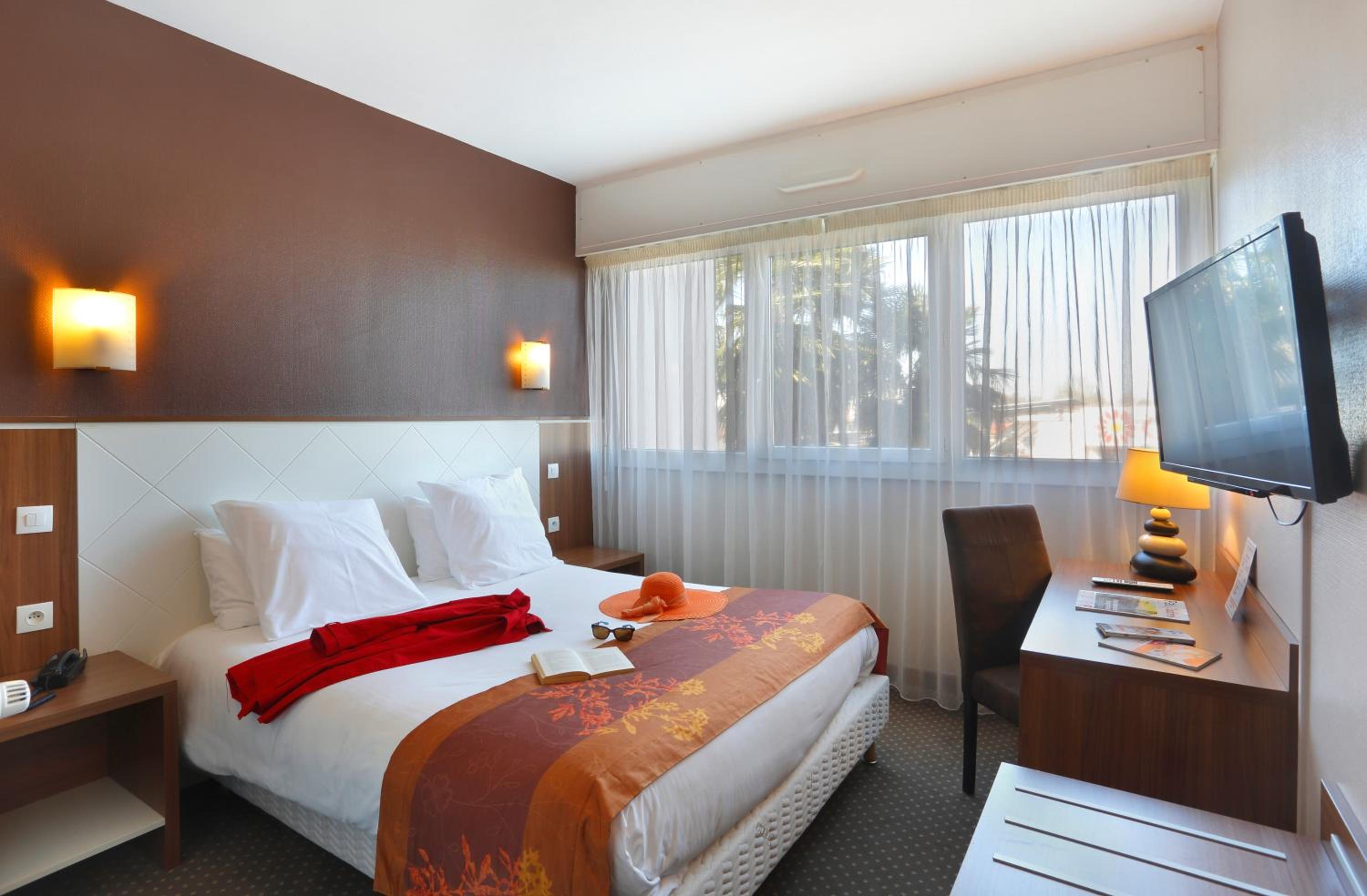 Pau Vacations - Cit'Hotel Atlantic Hotel - Property Image 1