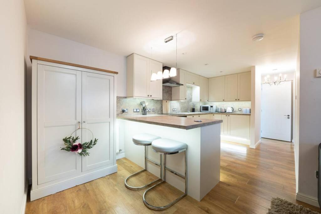 Burlington Place, Shrewsbury. 2 bedroom, private parking, 5 minutes from town view 2