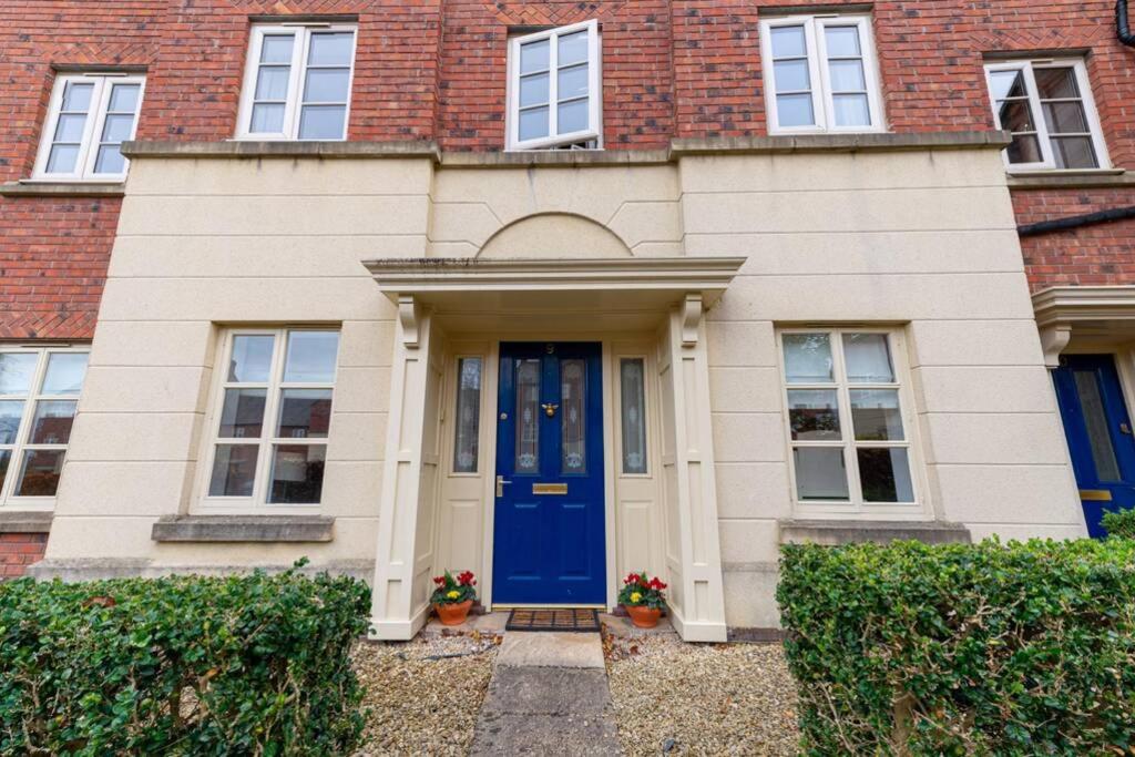 Burlington Place, Shrewsbury. 2 bedroom, private parking, 5 minutes from town view 3