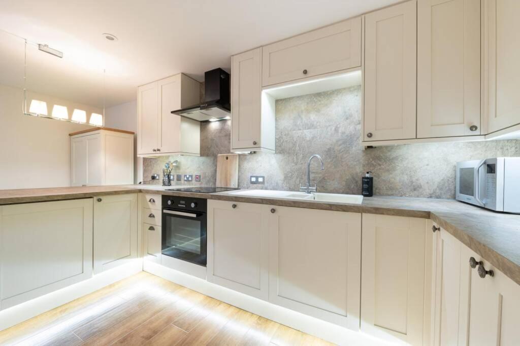 Burlington Place, Shrewsbury. 2 bedroom, private parking, 5 minutes from town view 4