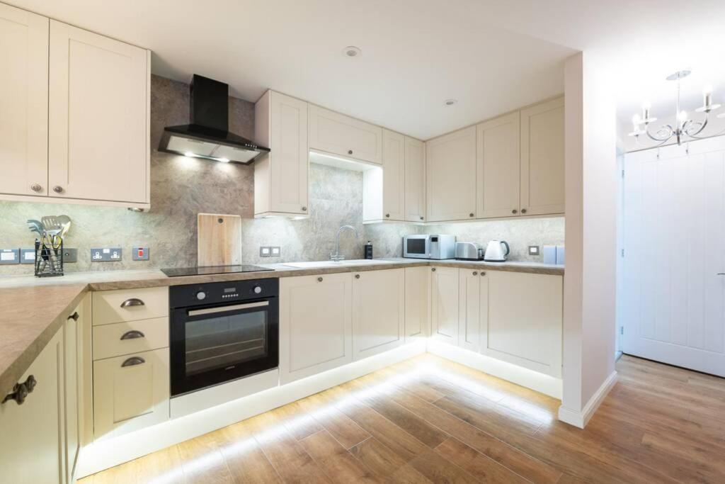 Burlington Place, Shrewsbury. 2 bedroom, private parking, 5 minutes from town view 5