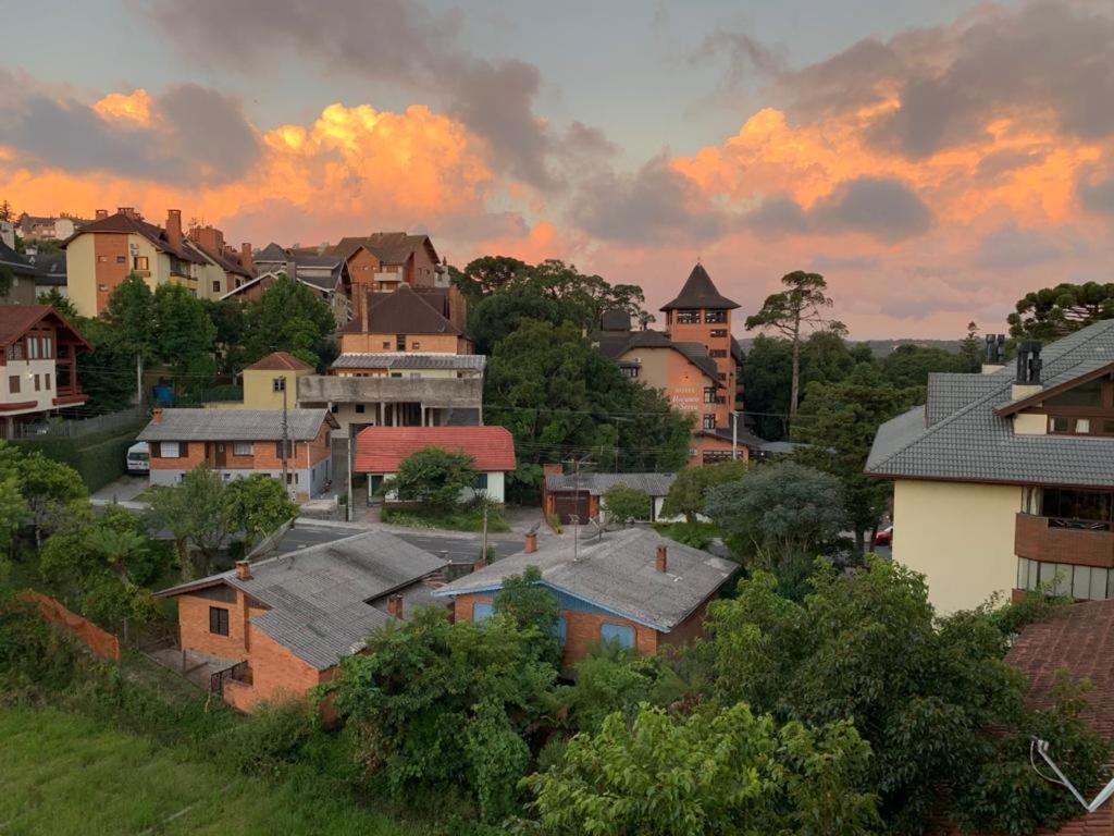 Apartamento silencioso bem no centro de Gramado view 3