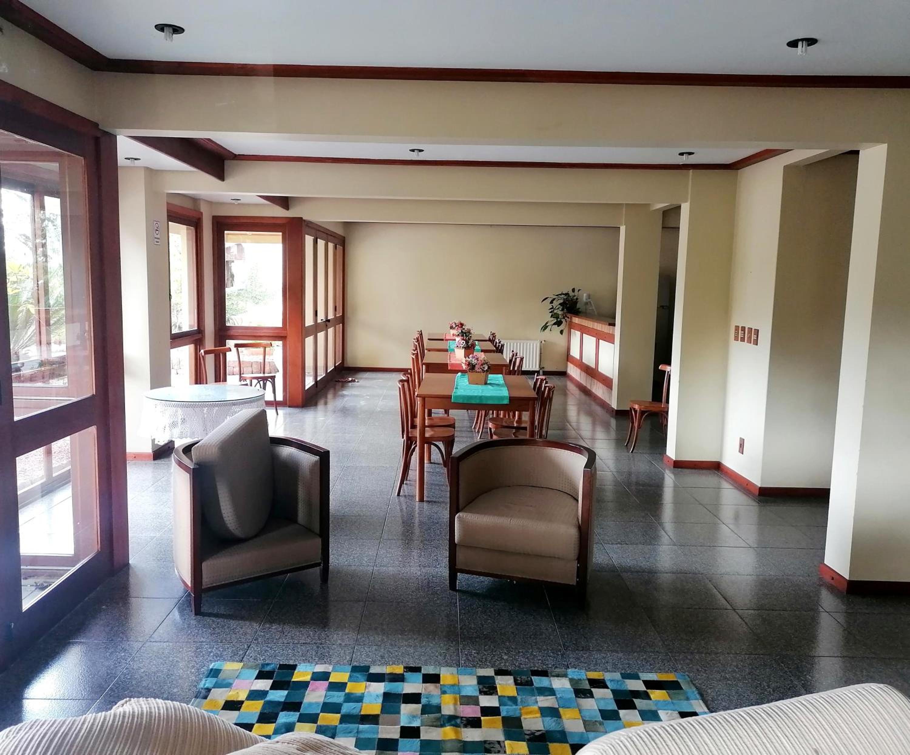 Apartamento silencioso bem no centro de Gramado view 5