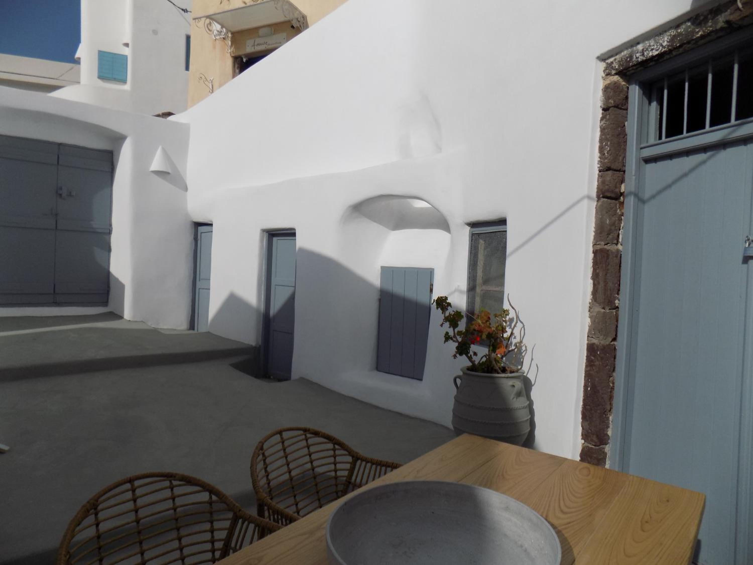 Imarkellis Santorini Cave House with yard