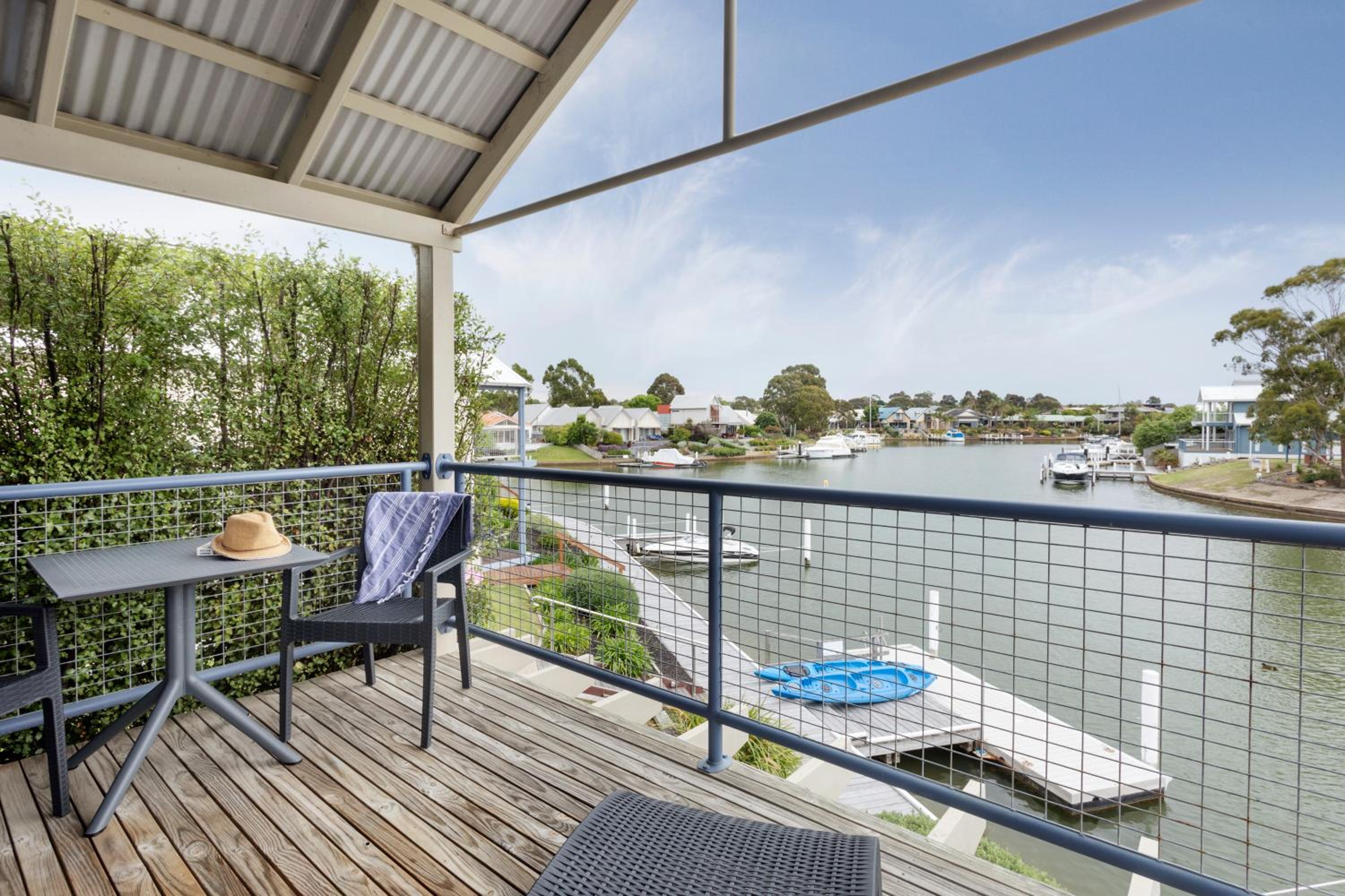 Captains Cove Resort - Absolute Waterfront Apartments