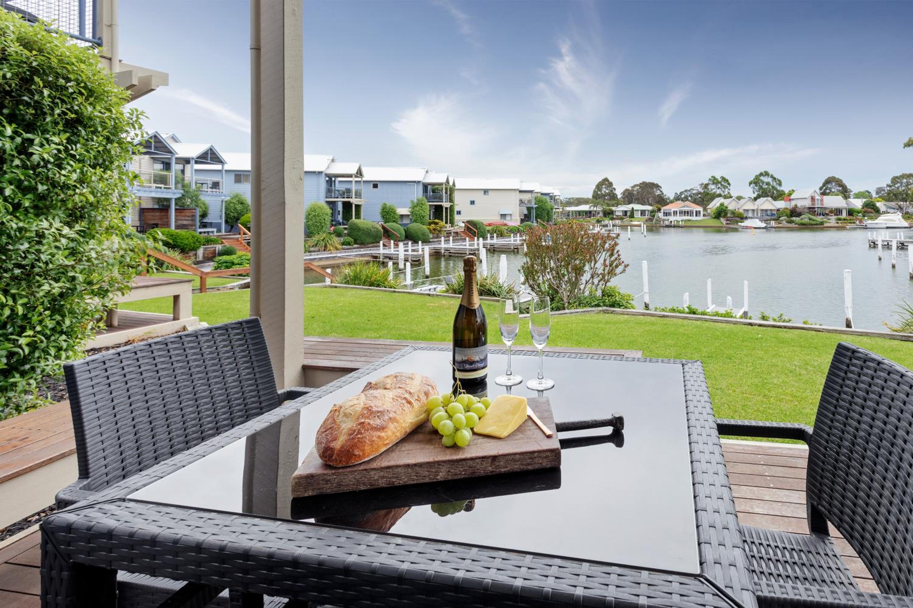 Captains Cove Resort - Absolute Waterfront Apartments