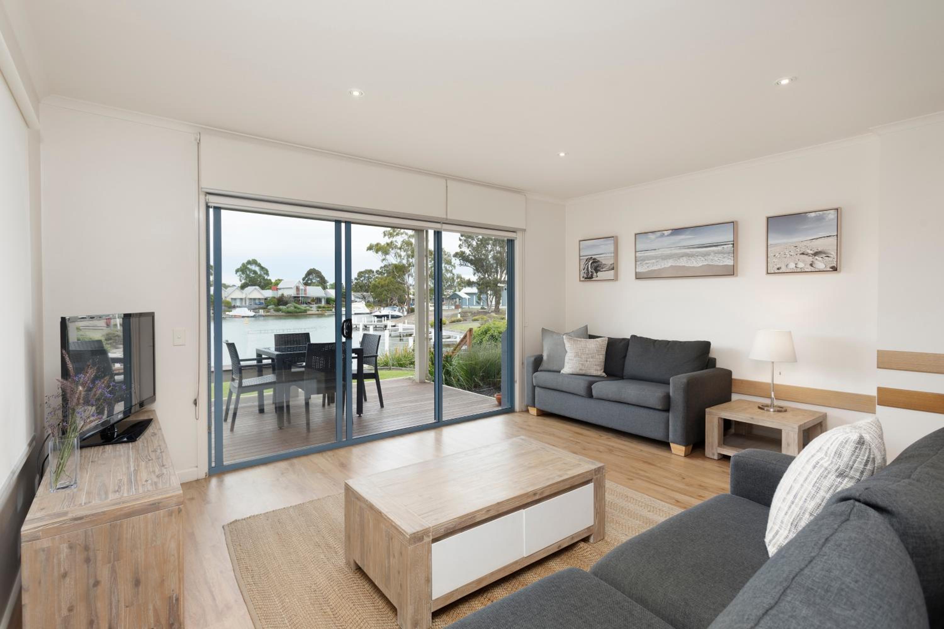 Captains Cove Resort - Absolute Waterfront Apartments