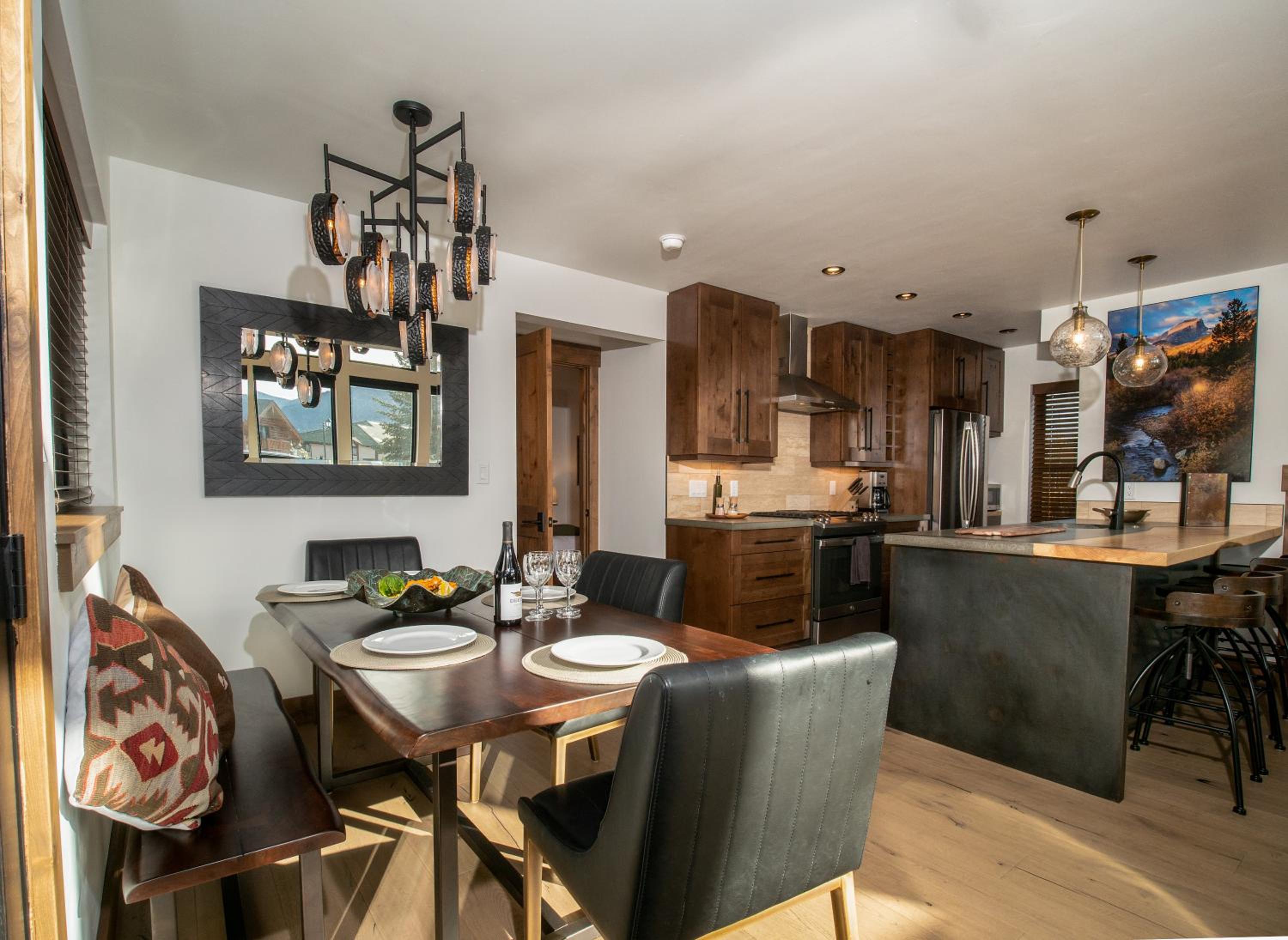Chic Retreat – Indoor/Outdoor Fireplace, Private Jacuzzi, Great Location! view 3