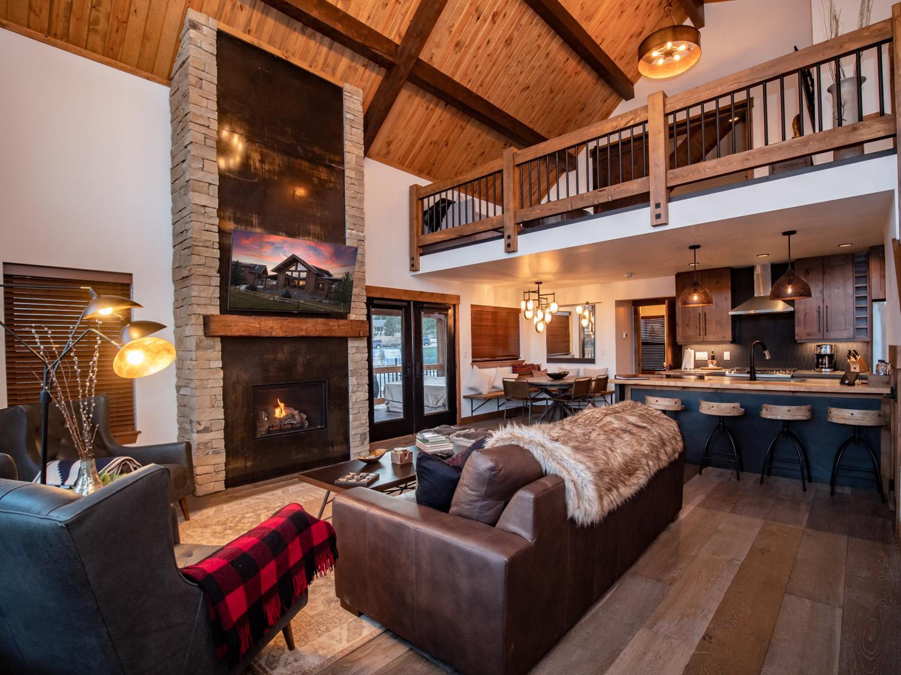 Chic Retreat – Indoor/Outdoor Fireplace, Private Jacuzzi, Great Location! view 4