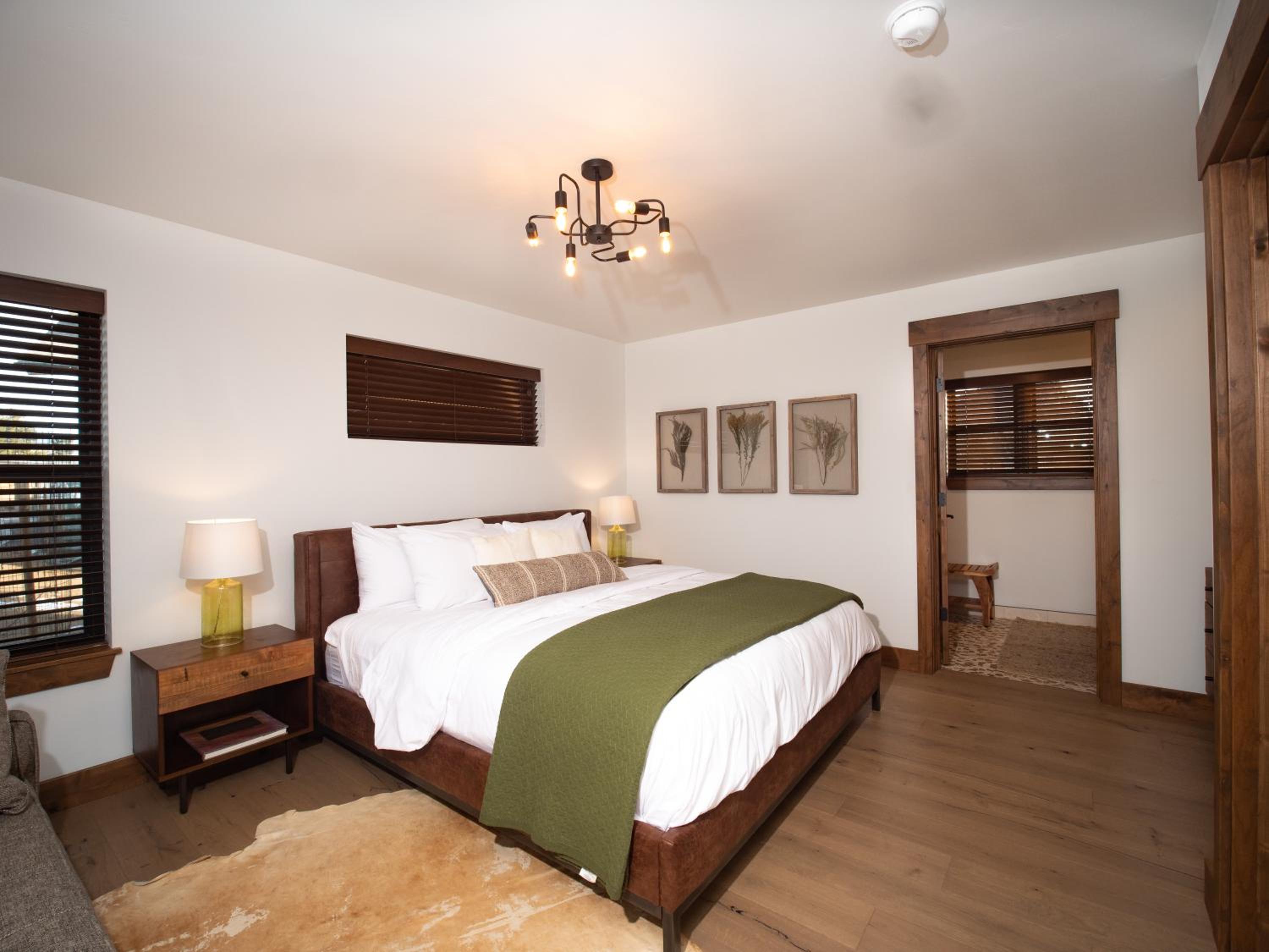 Chic Retreat – Indoor/Outdoor Fireplace, Private Jacuzzi, Great Location! view 5