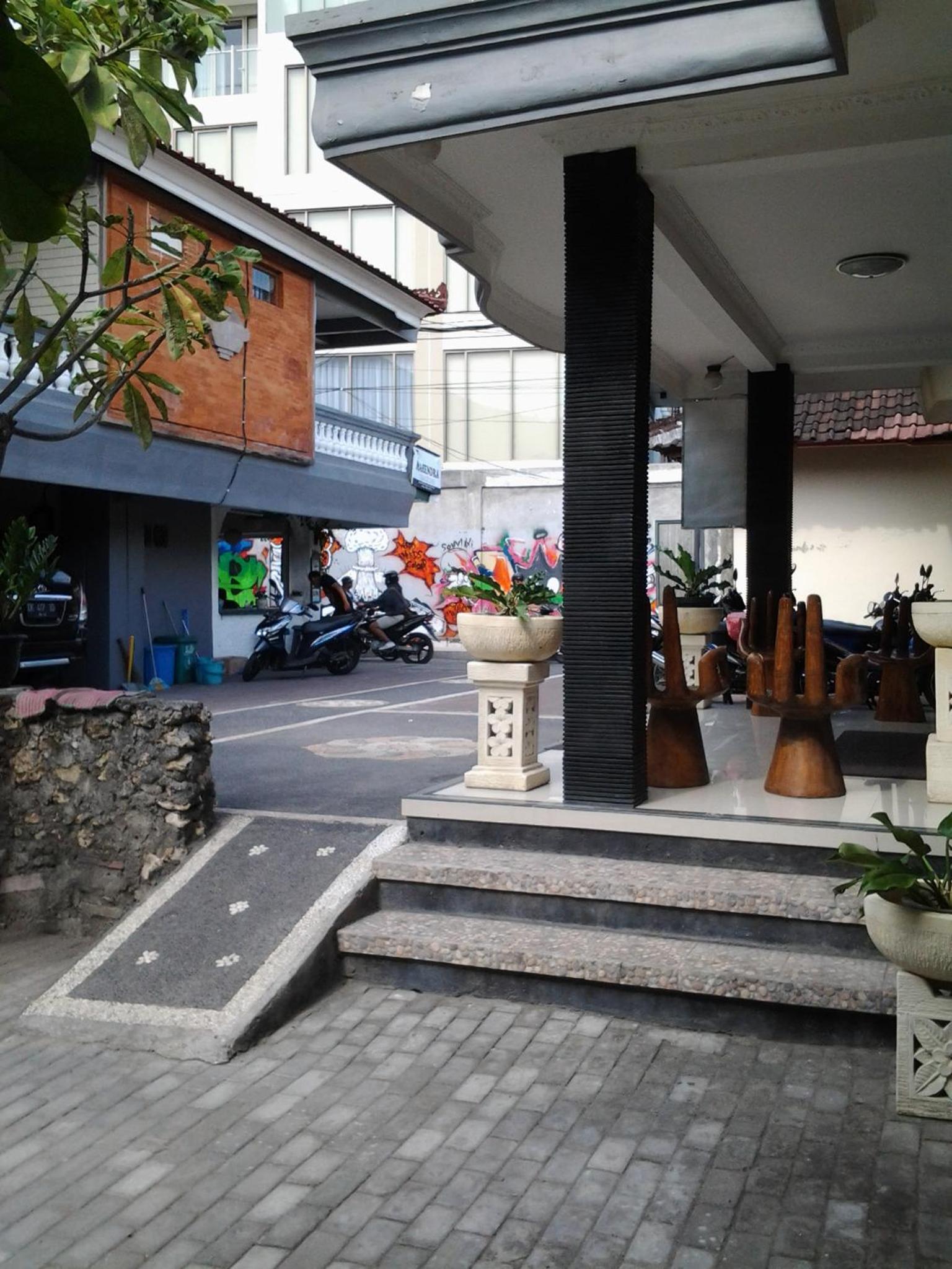 RedDoorz at Mahendra Beach Inn Kuta