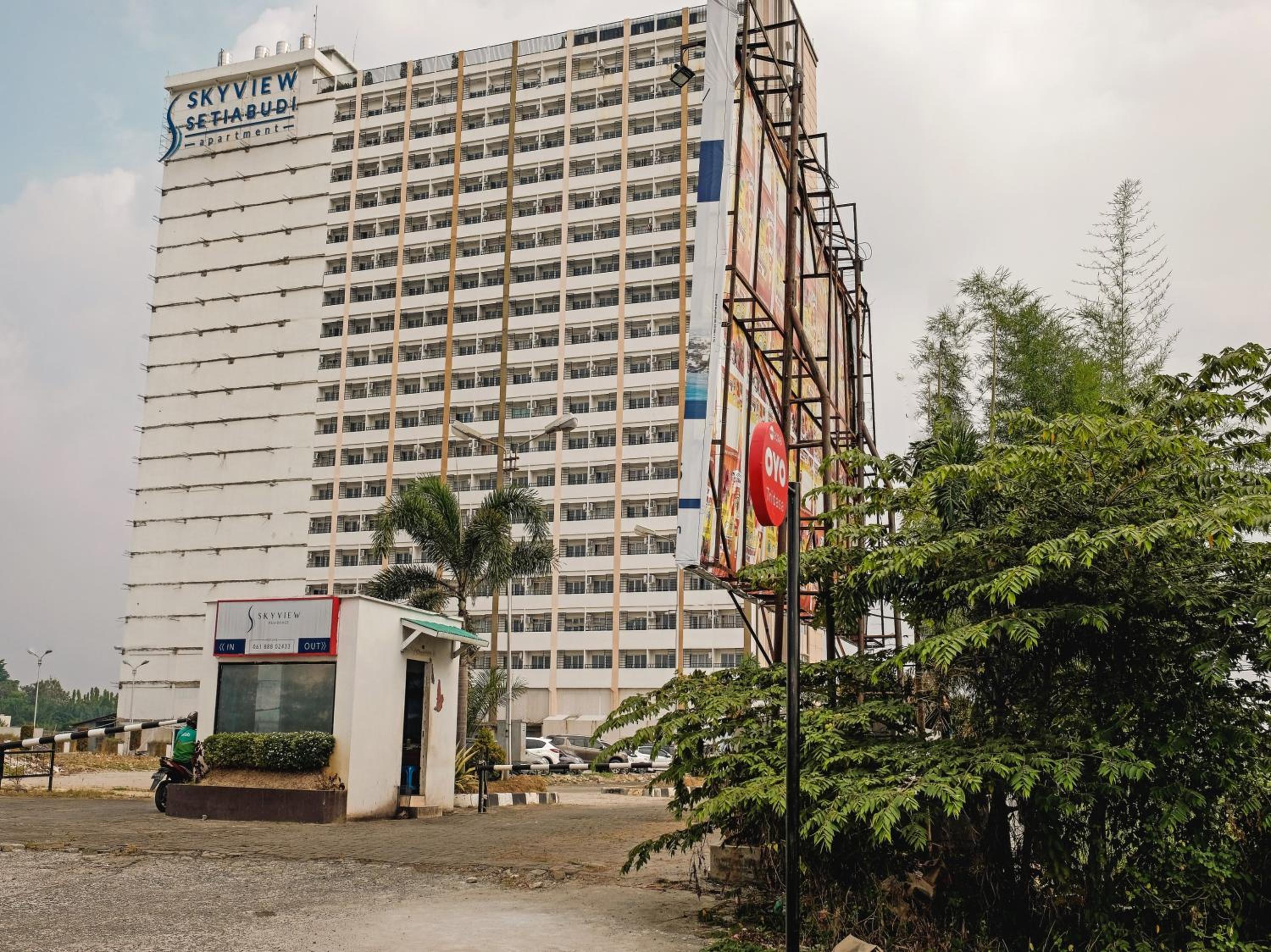 Hotel Super OYO 90245 Tridasa - Image 1