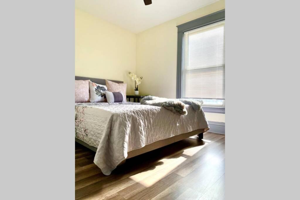 5BR Niagara Getaway Prime Location-Sleeps 10 view 5