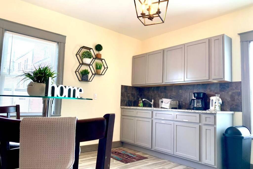 5BR Niagara Getaway Prime Location-Sleeps 10 view 2