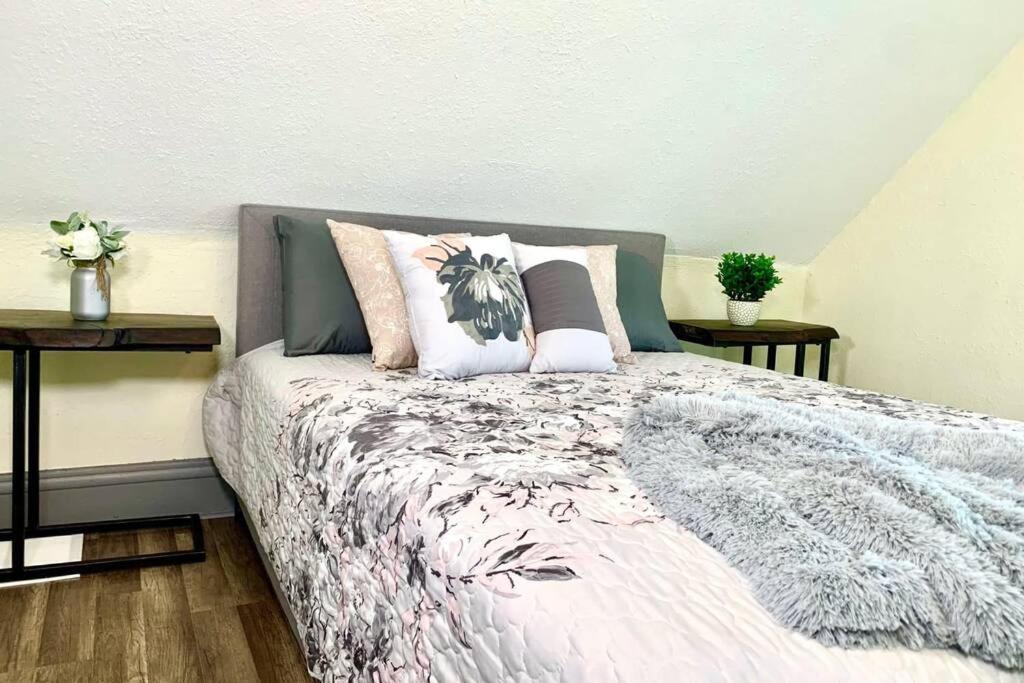5BR Niagara Getaway Prime Location-Sleeps 10 view 4