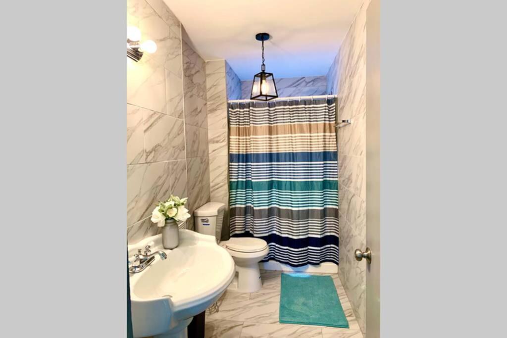 5BR Niagara Getaway Prime Location-Sleeps 10 view 3