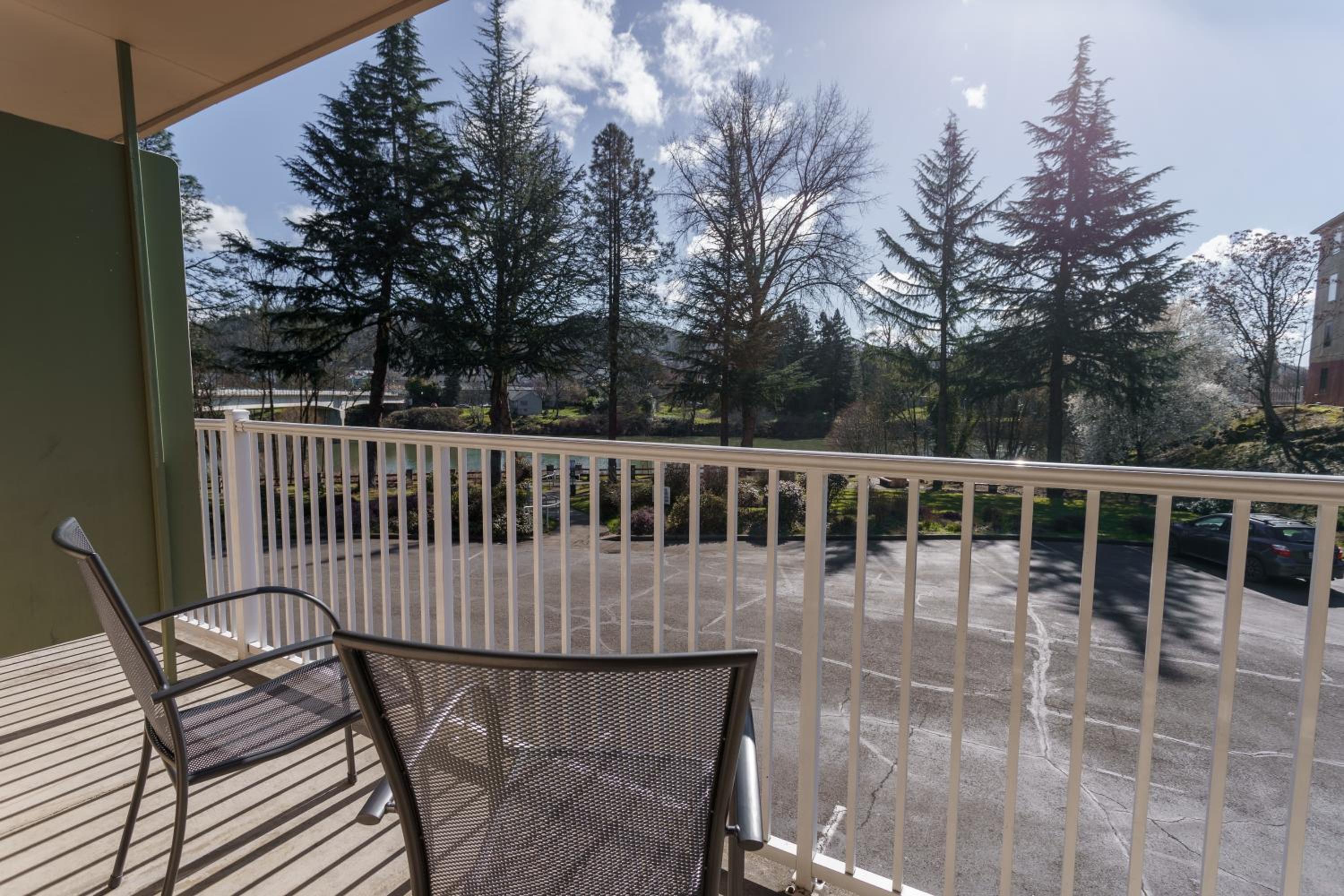 Roseburg Vacations - Riverfront Inn Roseburg - Property Image 3