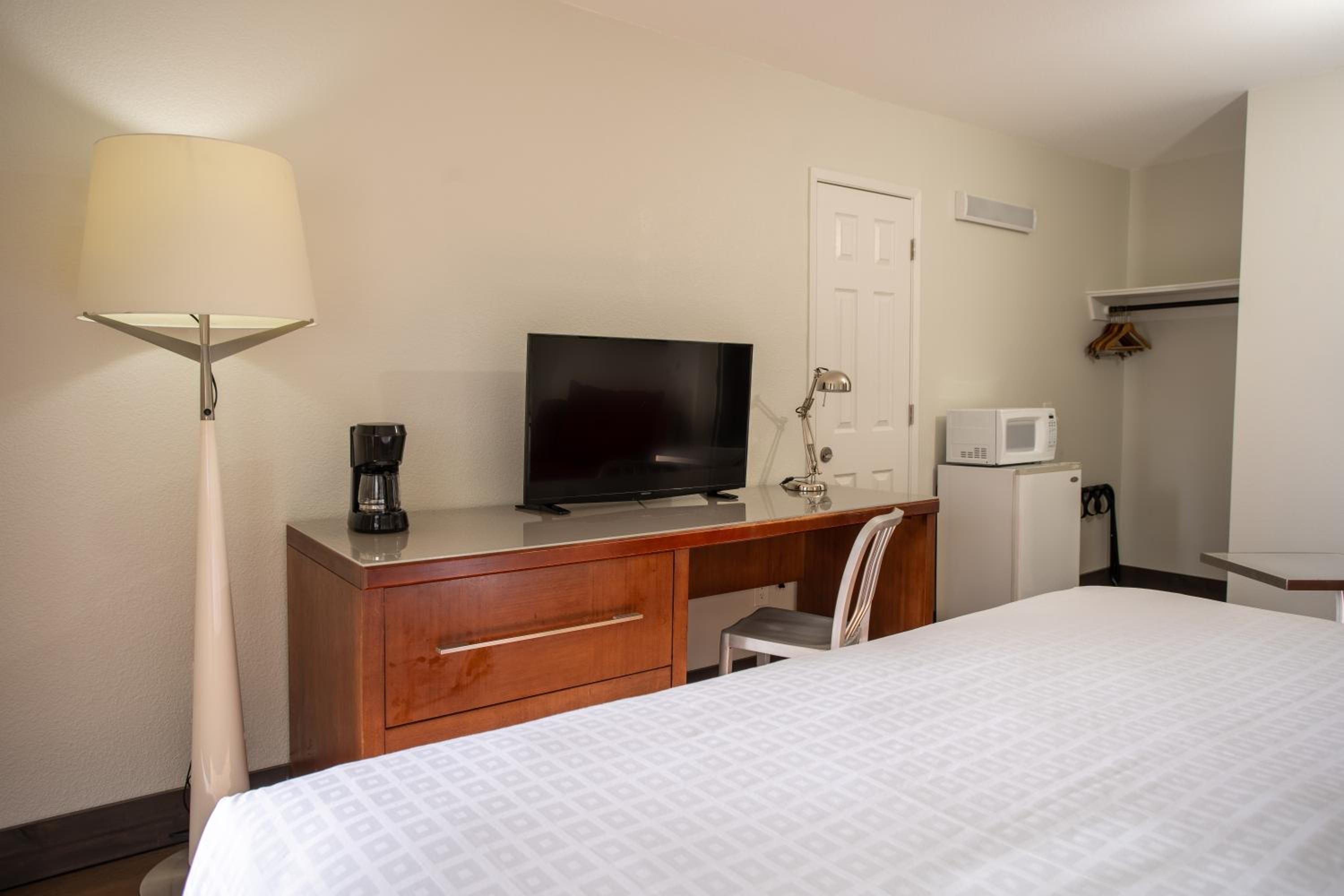 Roseburg Vacations - Riverfront Inn Roseburg - Property Image 3
