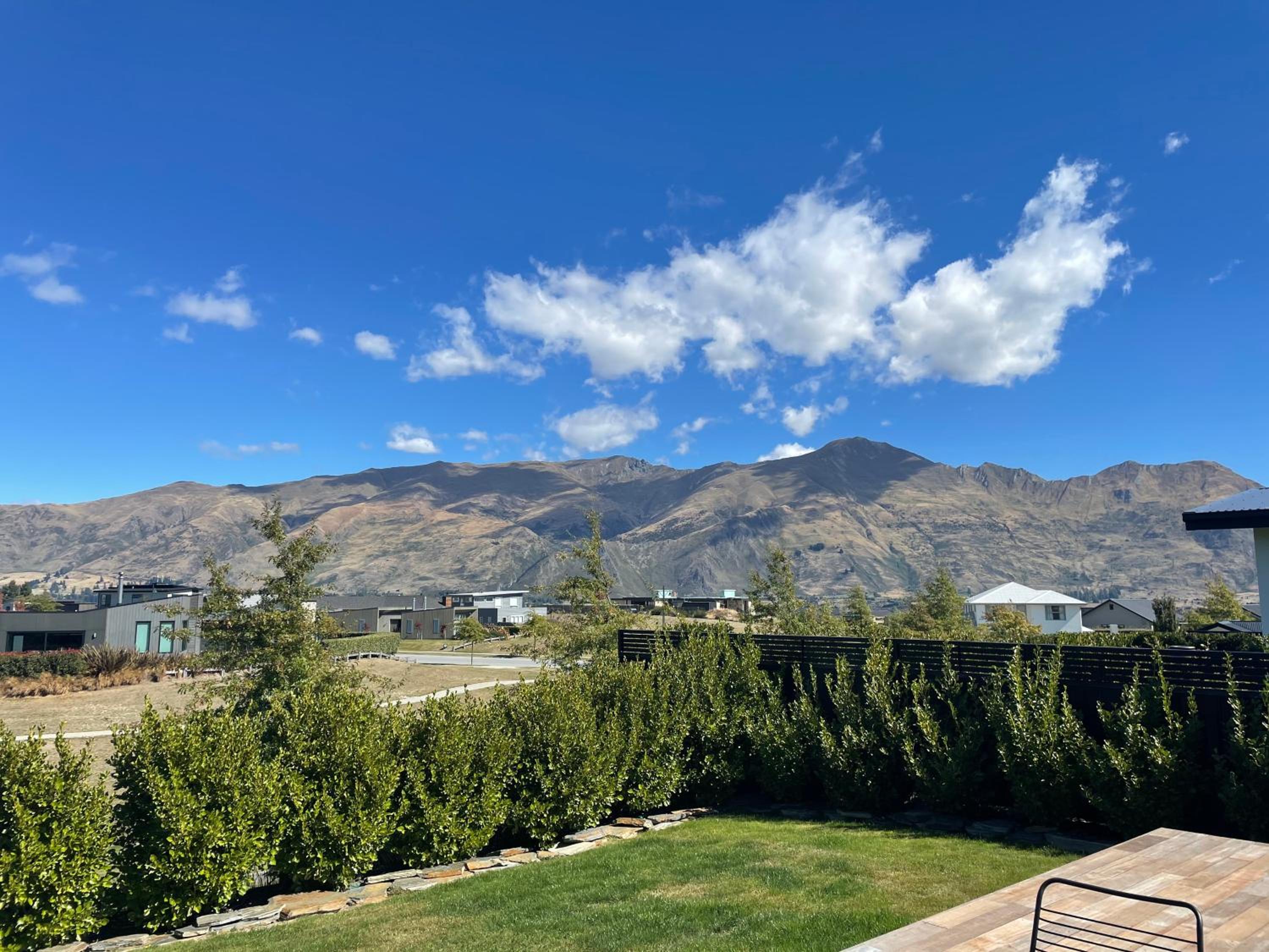 Minaret Ridge - Family Friendly - Sleeps 8 - Mountain Views - Close to Lake view 2