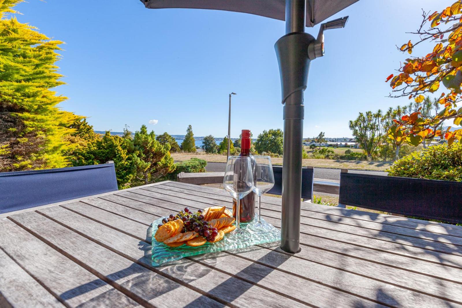 Pokaka Lake House - Wharewaka Holiday Home view 5