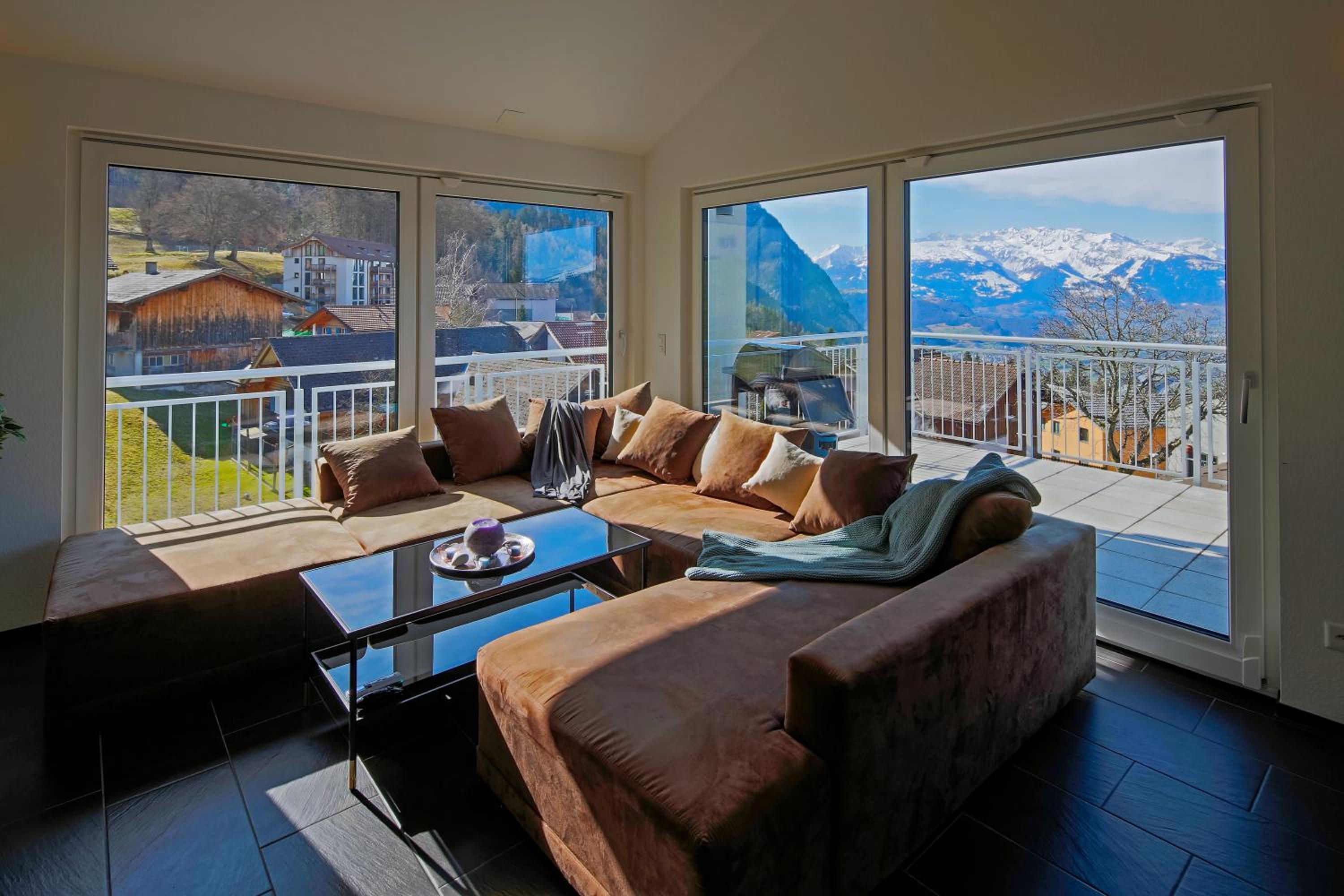 Modern and cosy 5 rooms penthouse with stunning view view 2