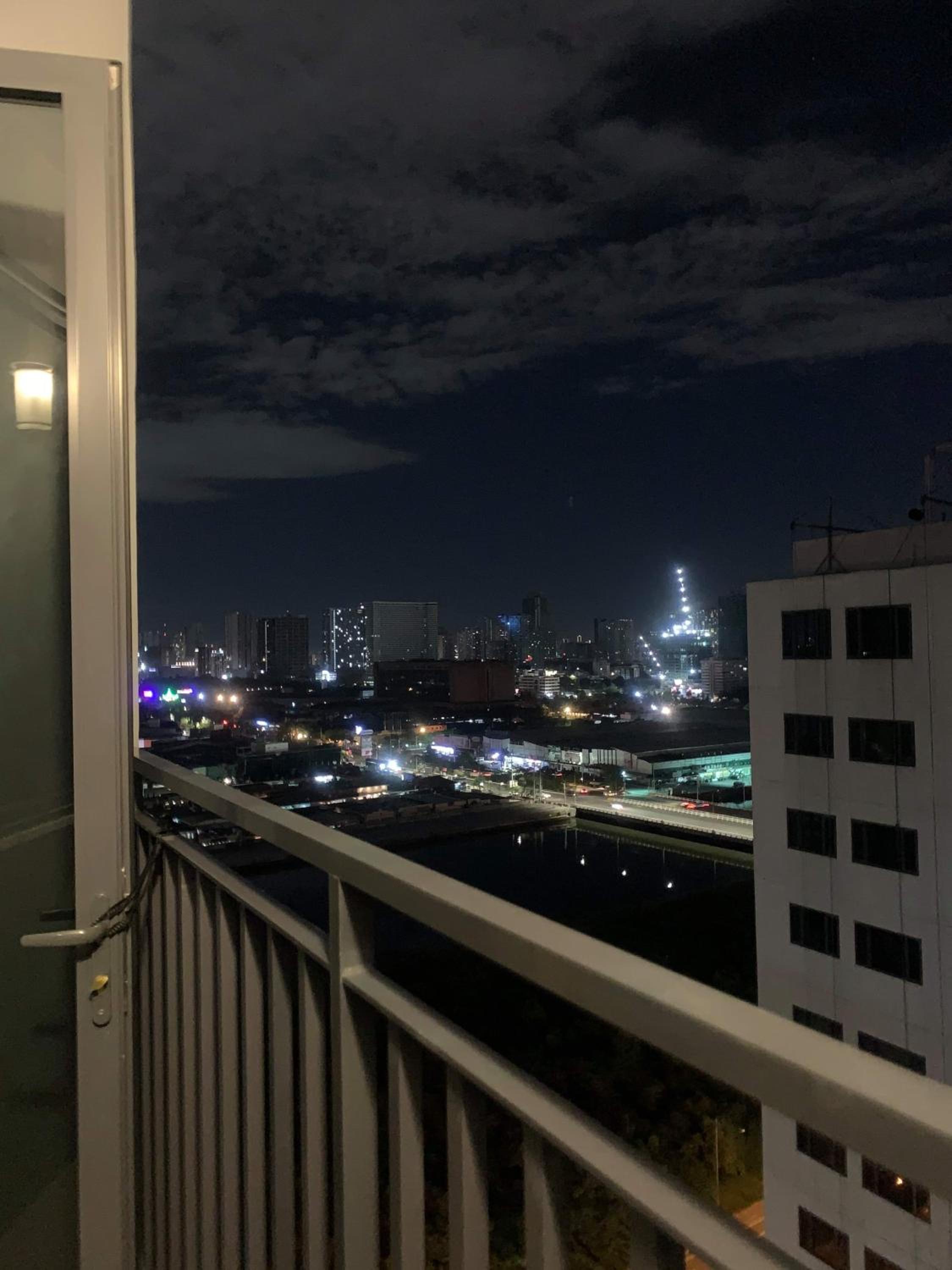 Staycation Shore 2 MOA Pasay photo 3