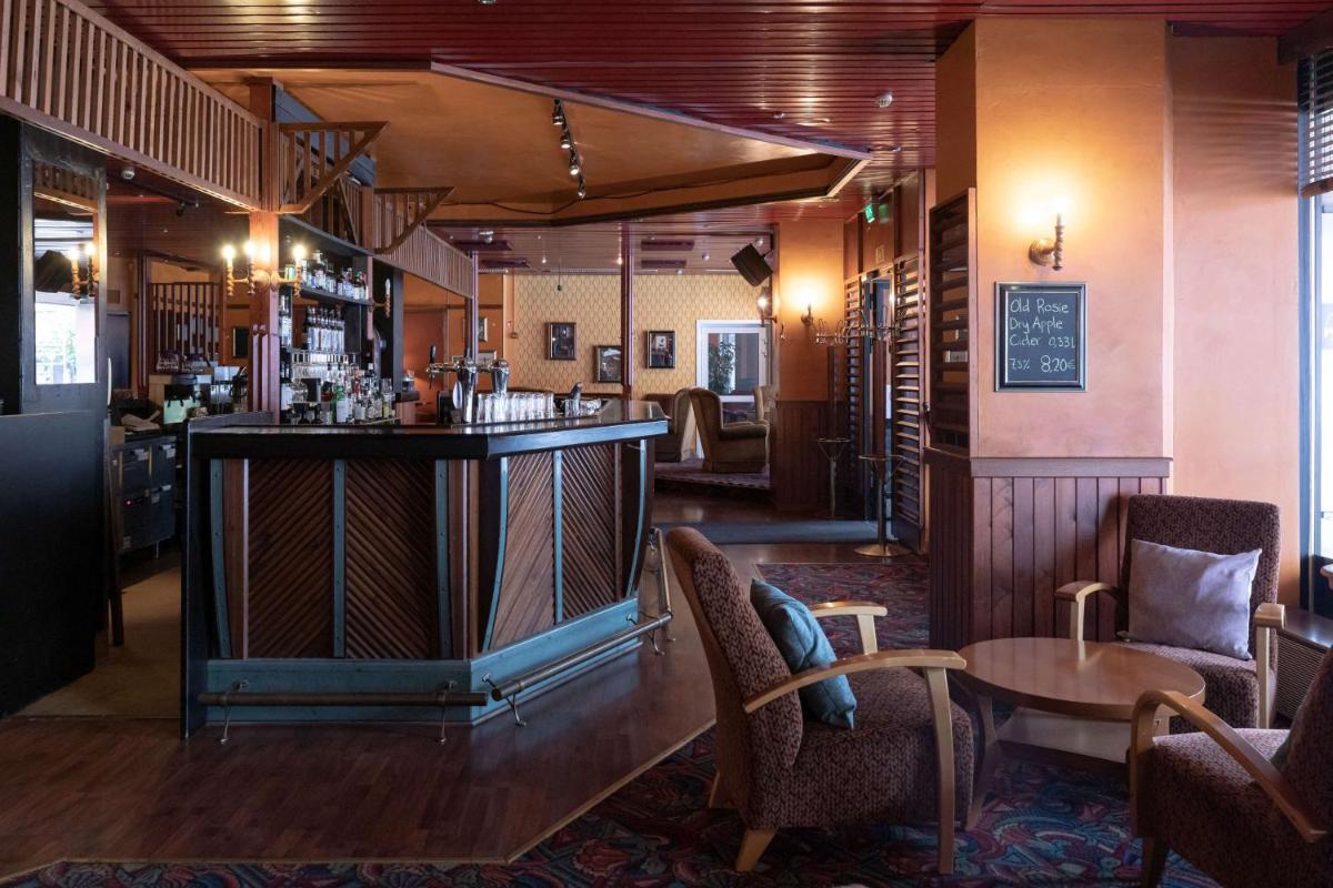 bar