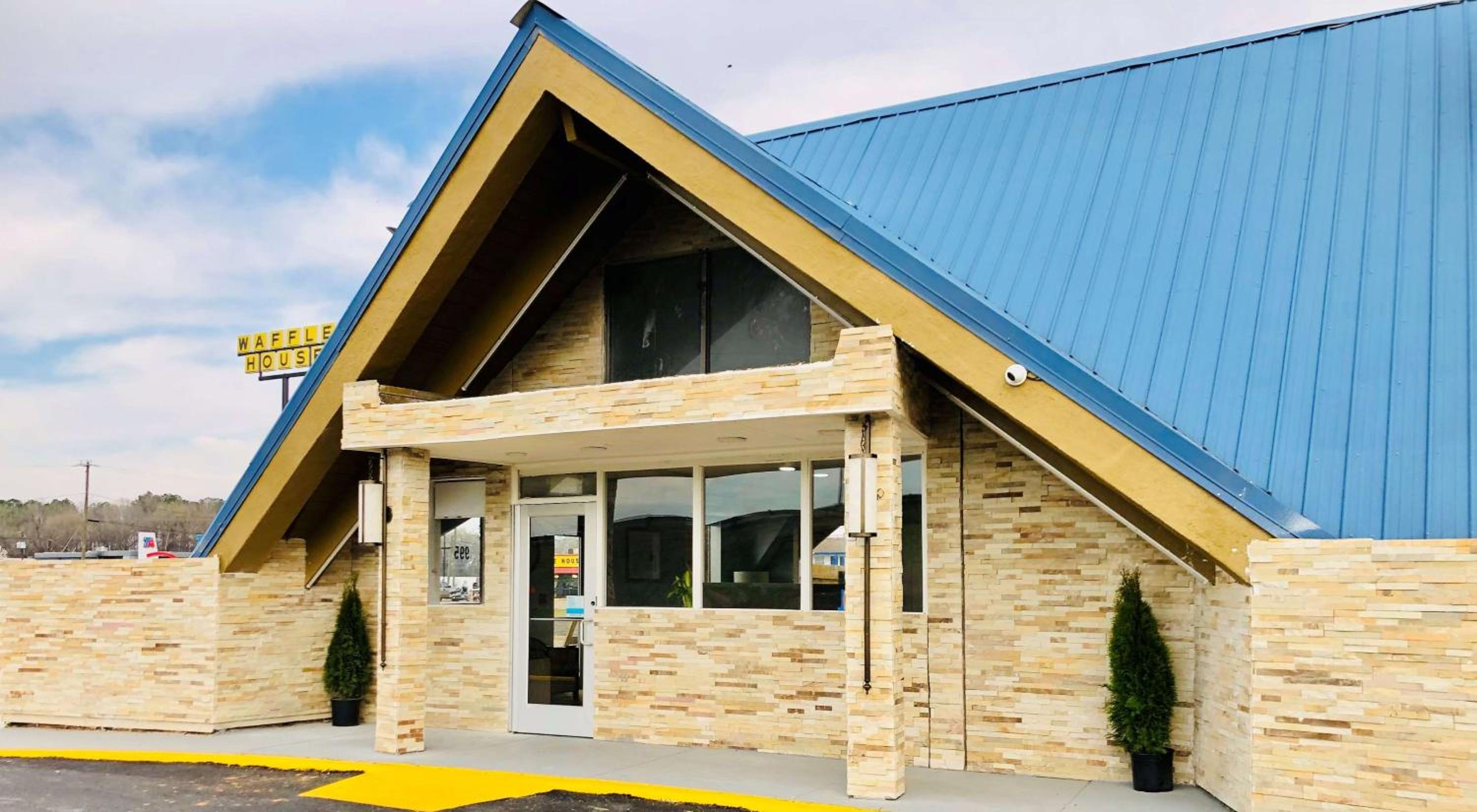 Hotel Montgomery Inn & Suites - Image 1