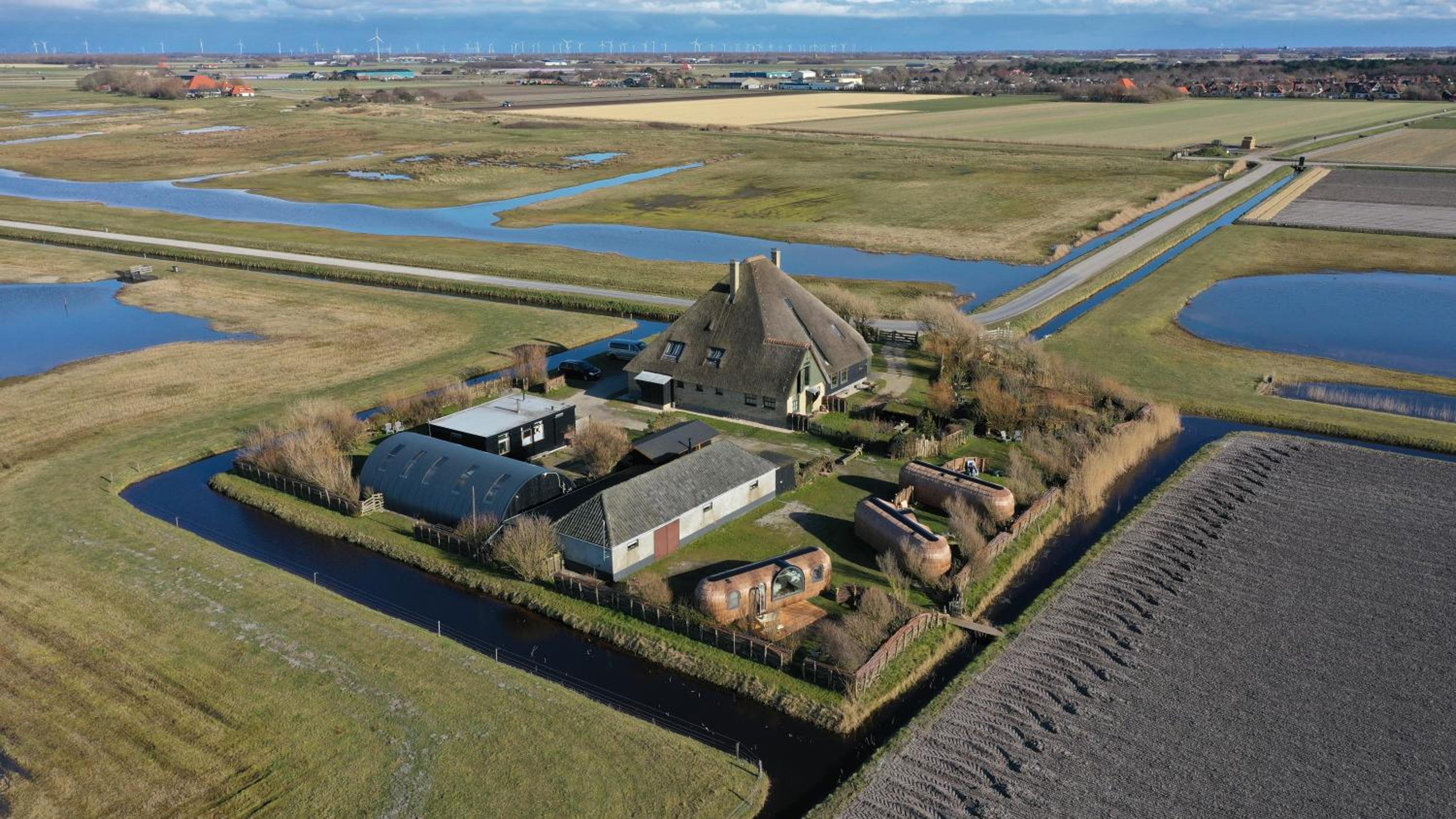 De Jutter, in natuurgebied en vlakbij het Strand