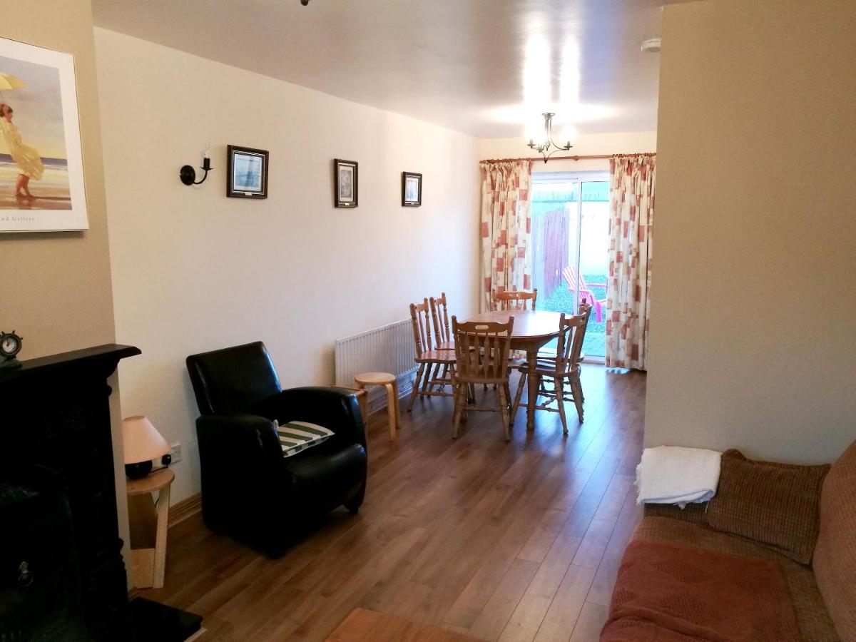4 bedrooms house at Enniscrone 400 m away from the beach with enclosed garden and wifi