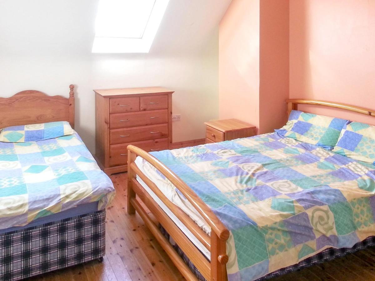 4 bedrooms house at Enniscrone 400 m away from the beach with enclosed garden and wifi