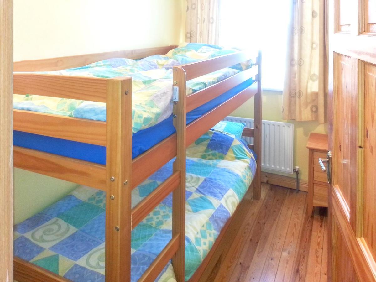 4 bedrooms house at Enniscrone 400 m away from the beach with enclosed garden and wifi