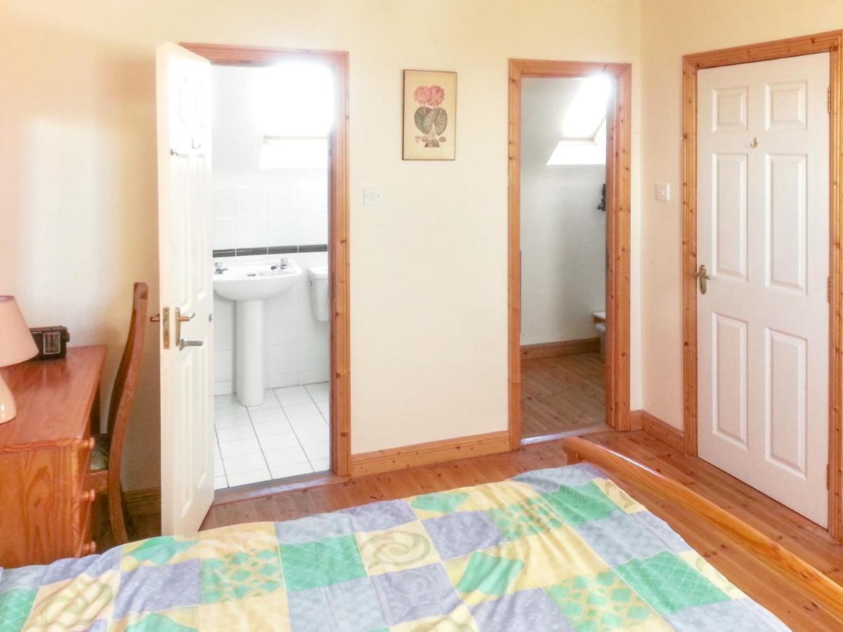 4 bedrooms house at Enniscrone 400 m away from the beach with enclosed garden and wifi