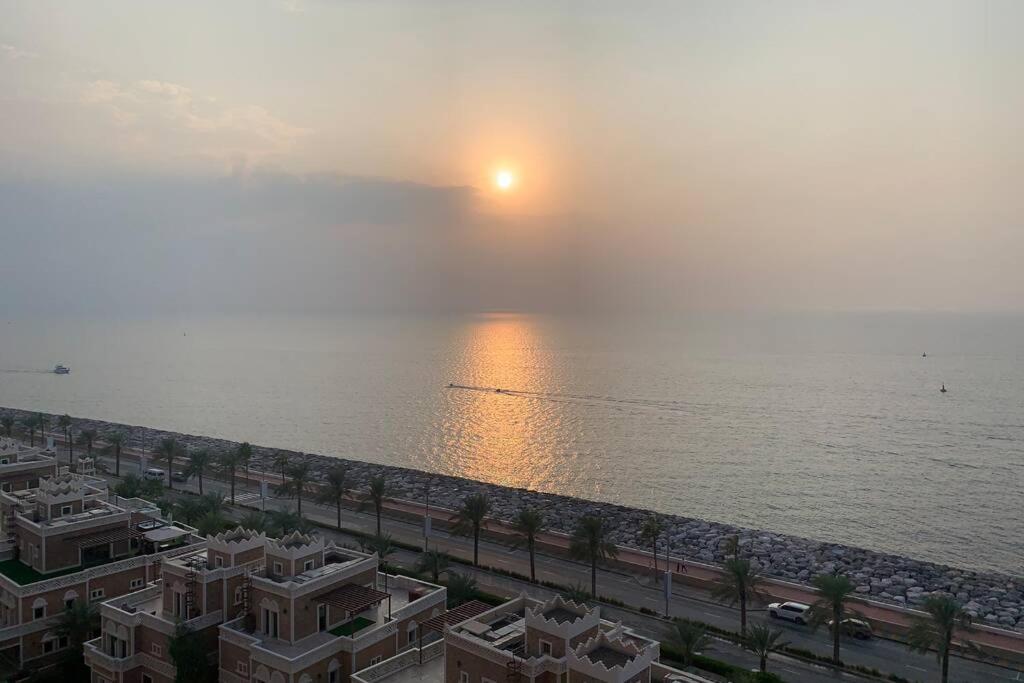 Balqis Residense Palm Jumeirah,Pool, Beach, Top floor, Full sea view, Restaurants