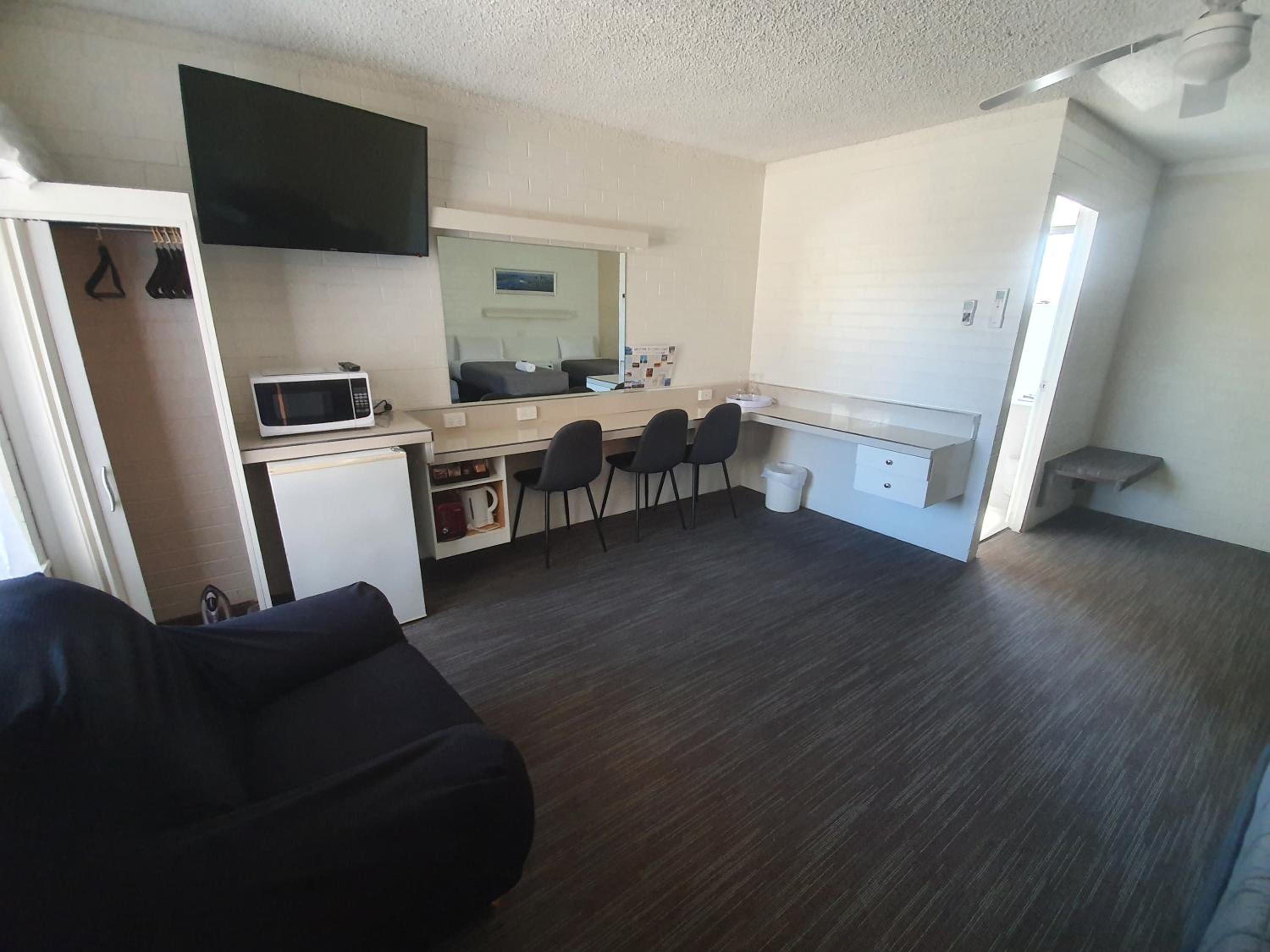 Coastal Bay Motel