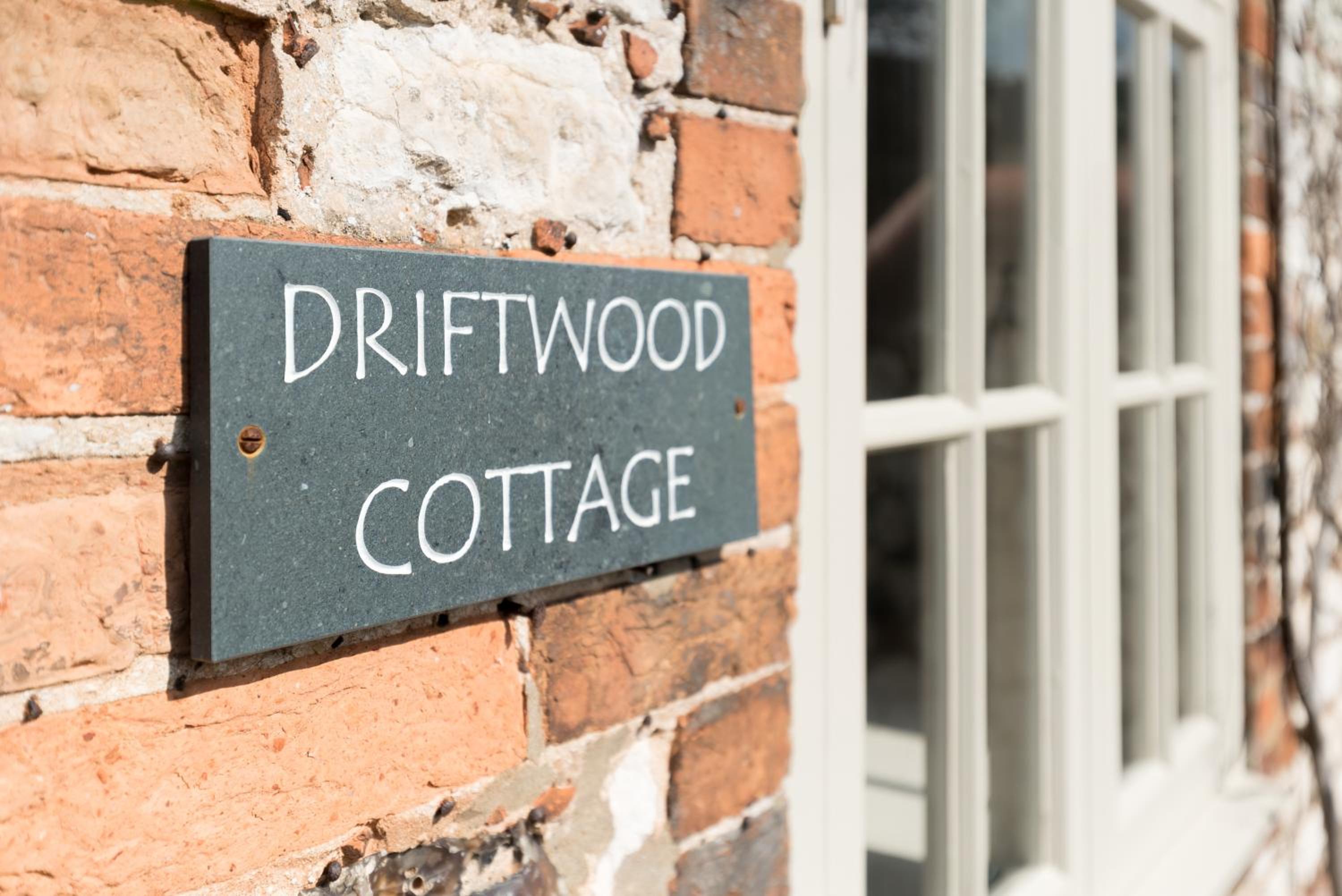 Driftwood Cottage pets go free WiFi included