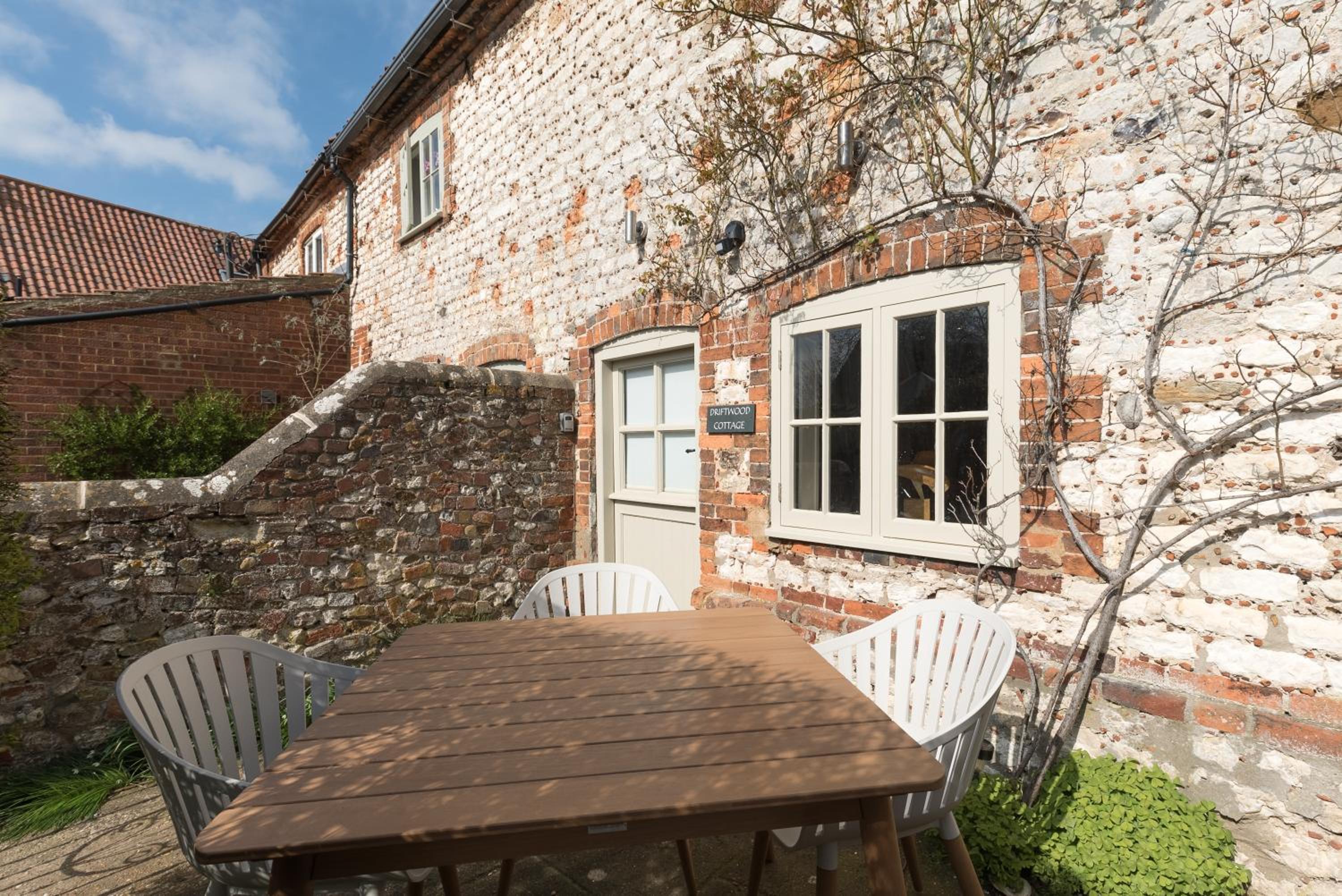 Driftwood Cottage pets go free WiFi included