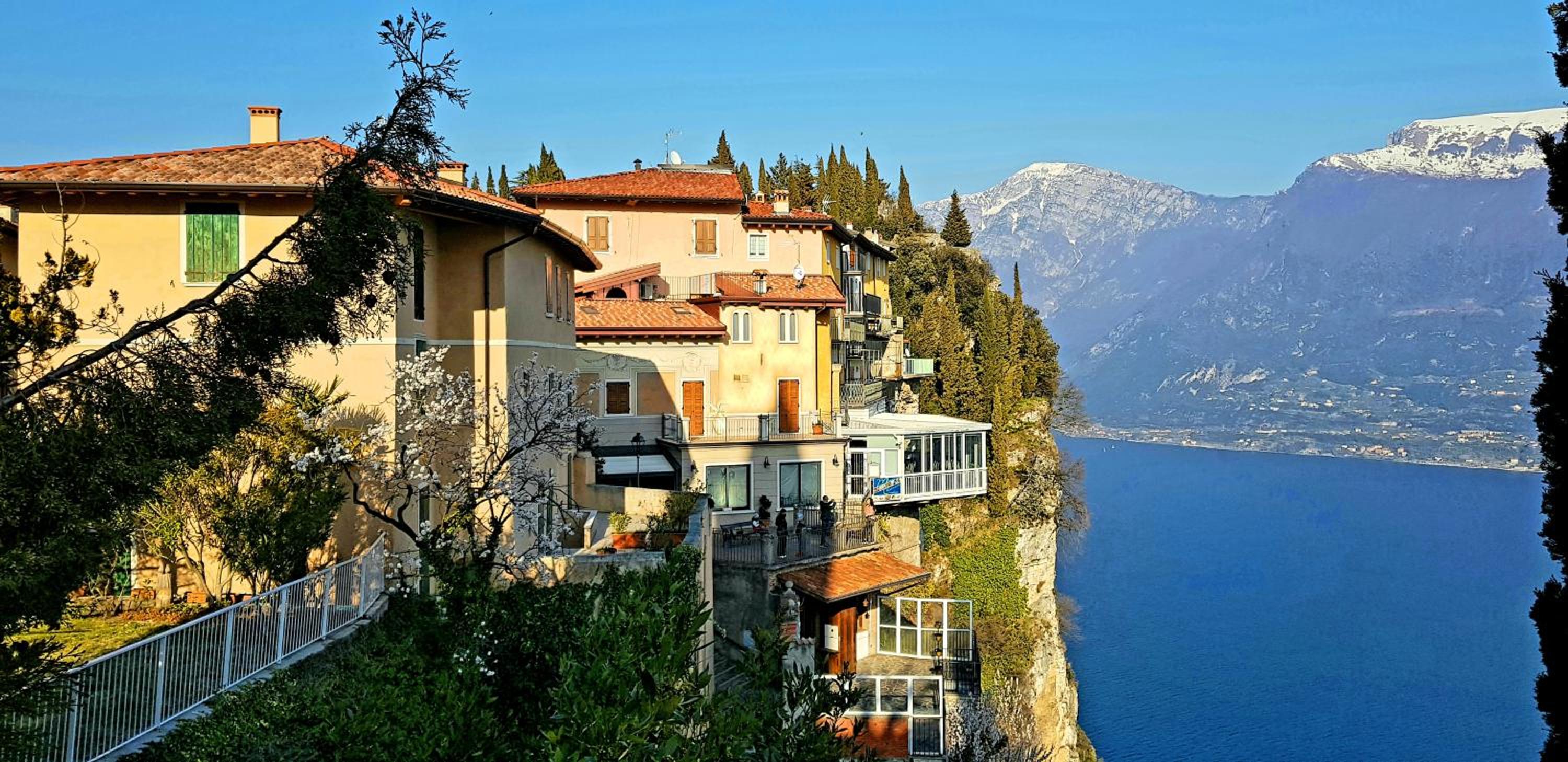 Hotel La Quiete 30 Lake view apartment by Gardadomusmea - Image 1