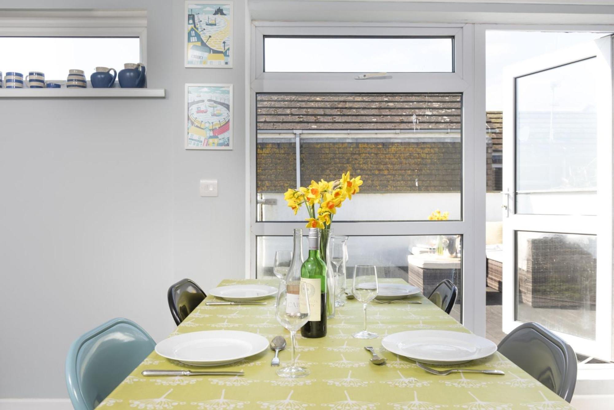 Mousehole View - Pet Friendly - Sea Views - Free Parking & WiFi view 3