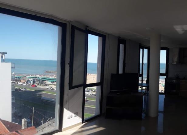 Frente al mar charlone