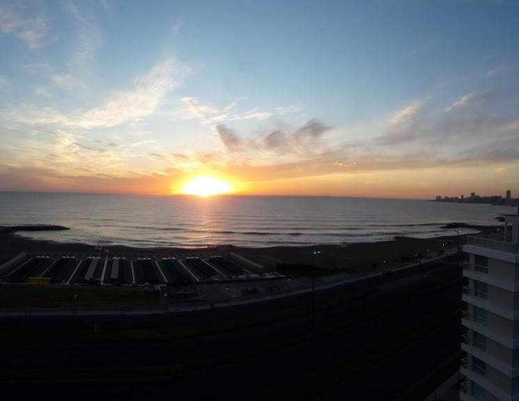 Frente al mar charlone