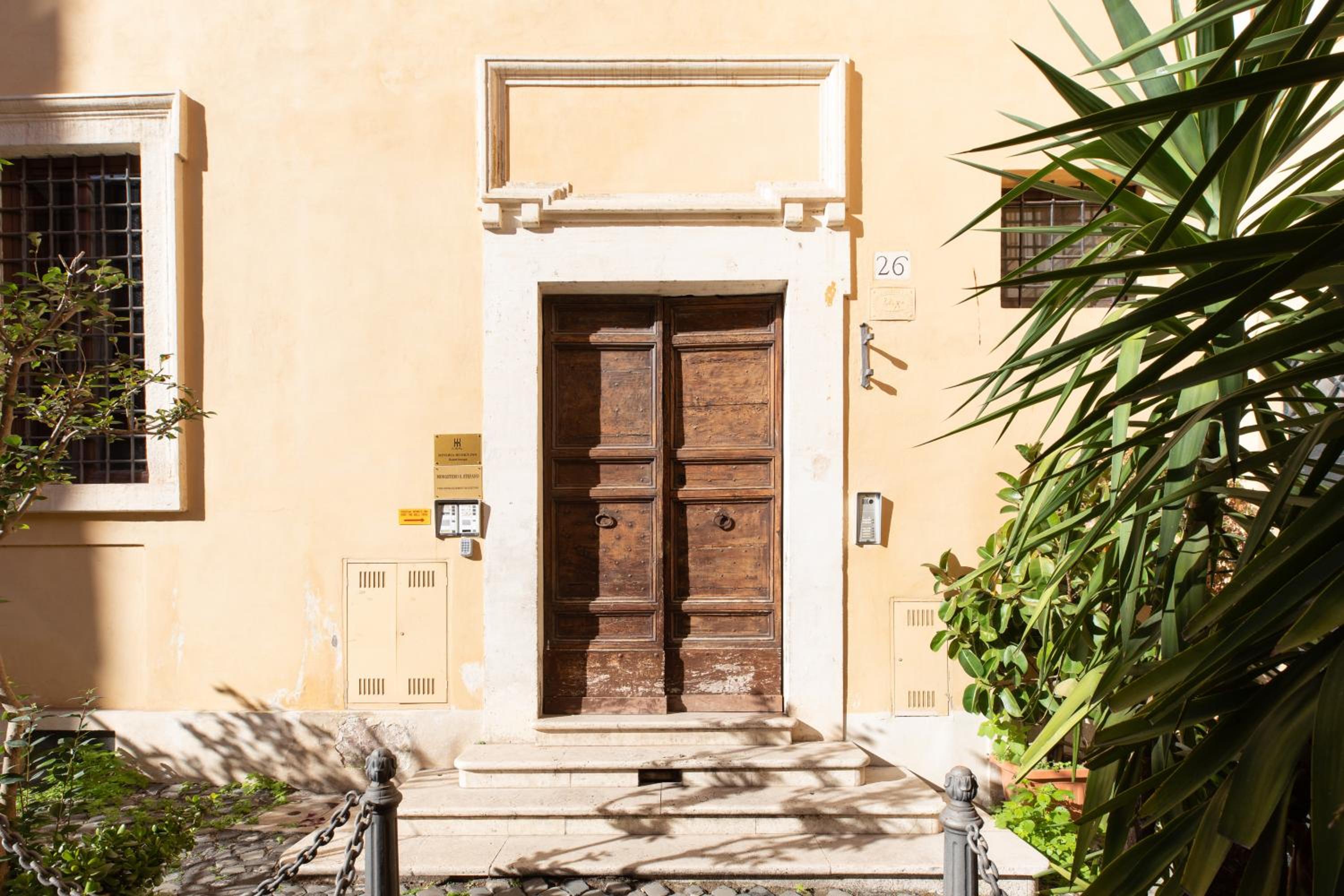 iFlat Navona White and Stylish Apartment