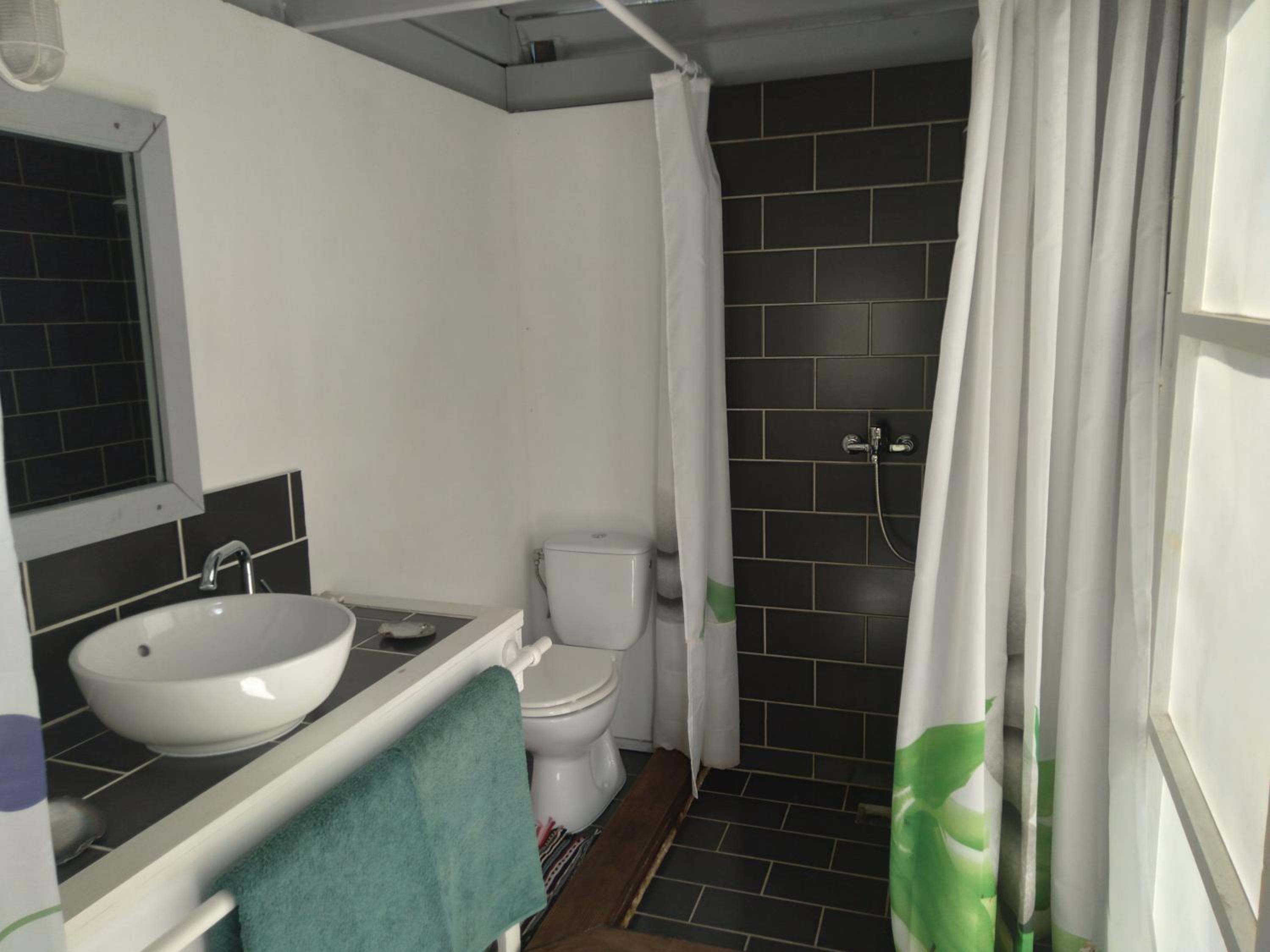 Bungalow les pieds ds l eau, La Maison Bleue