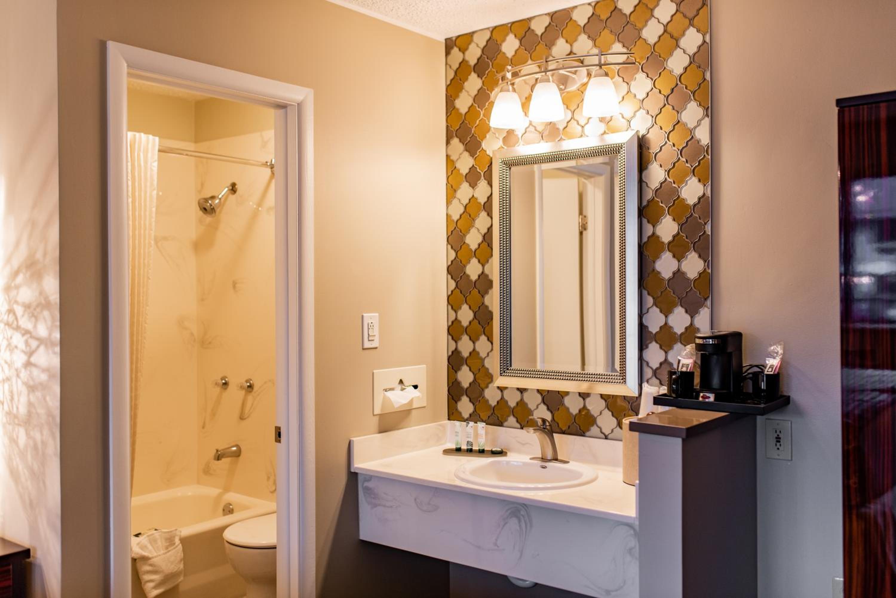 Gateway Inn and Suites
