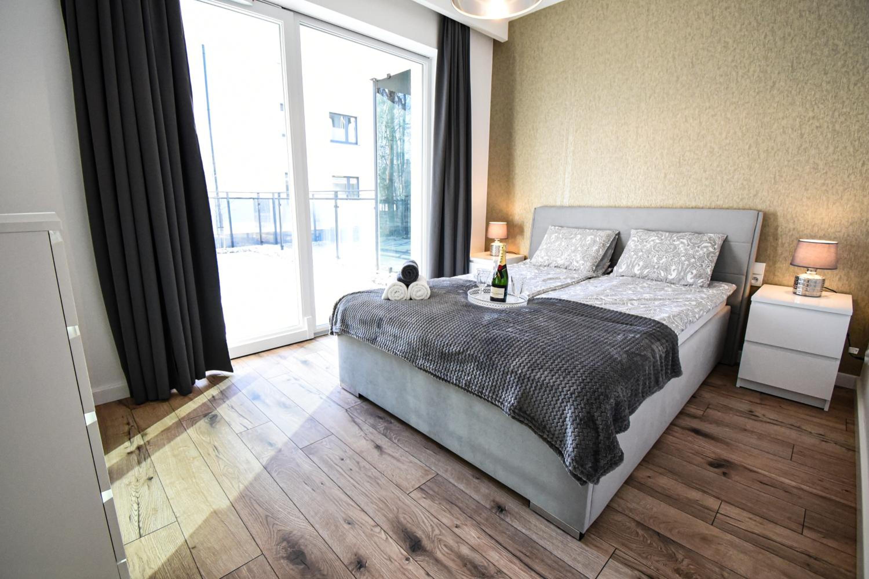 Apartament VILLA PARK przy plaży z widokiem na jezioro, taras 50 m2