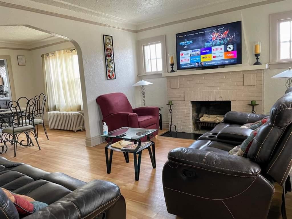 Waukegan Vacations - 2 BR Apt near Great Lakes Naval Base and 6 Flags - Property Image 27