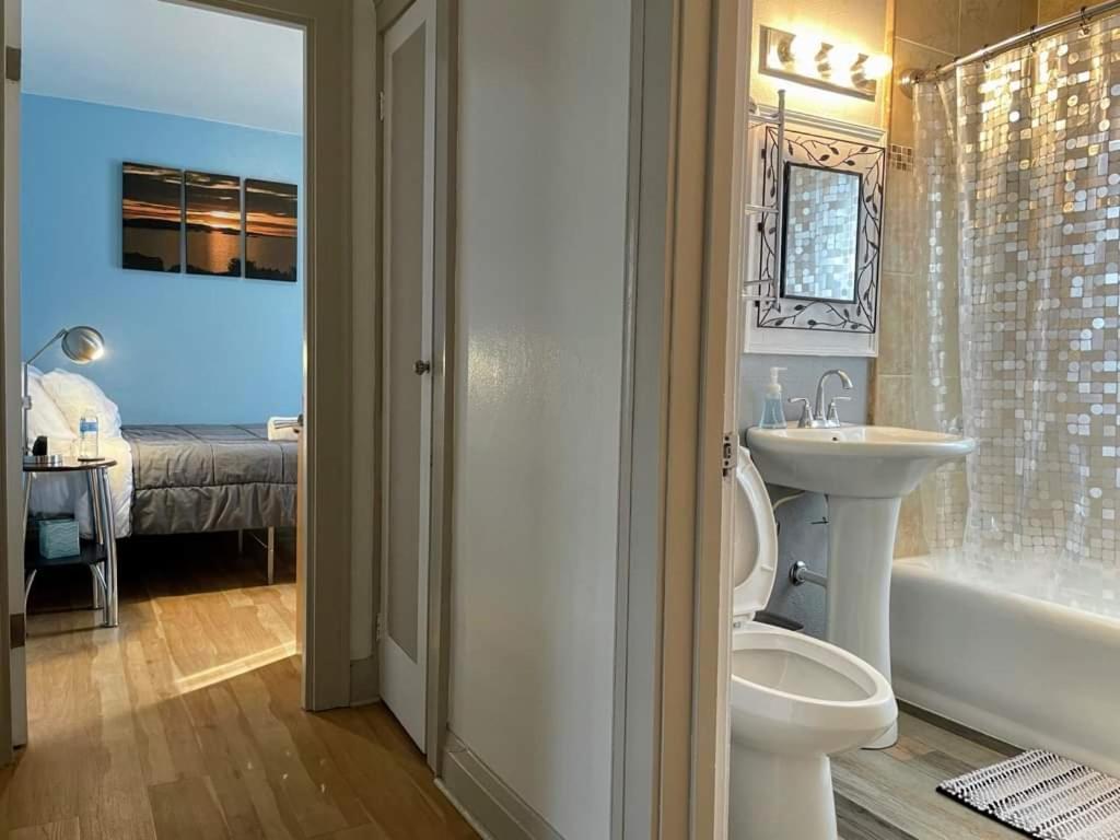 Waukegan Vacations - 2 BR Apt near Great Lakes Naval Base and 6 Flags - Property Image 3