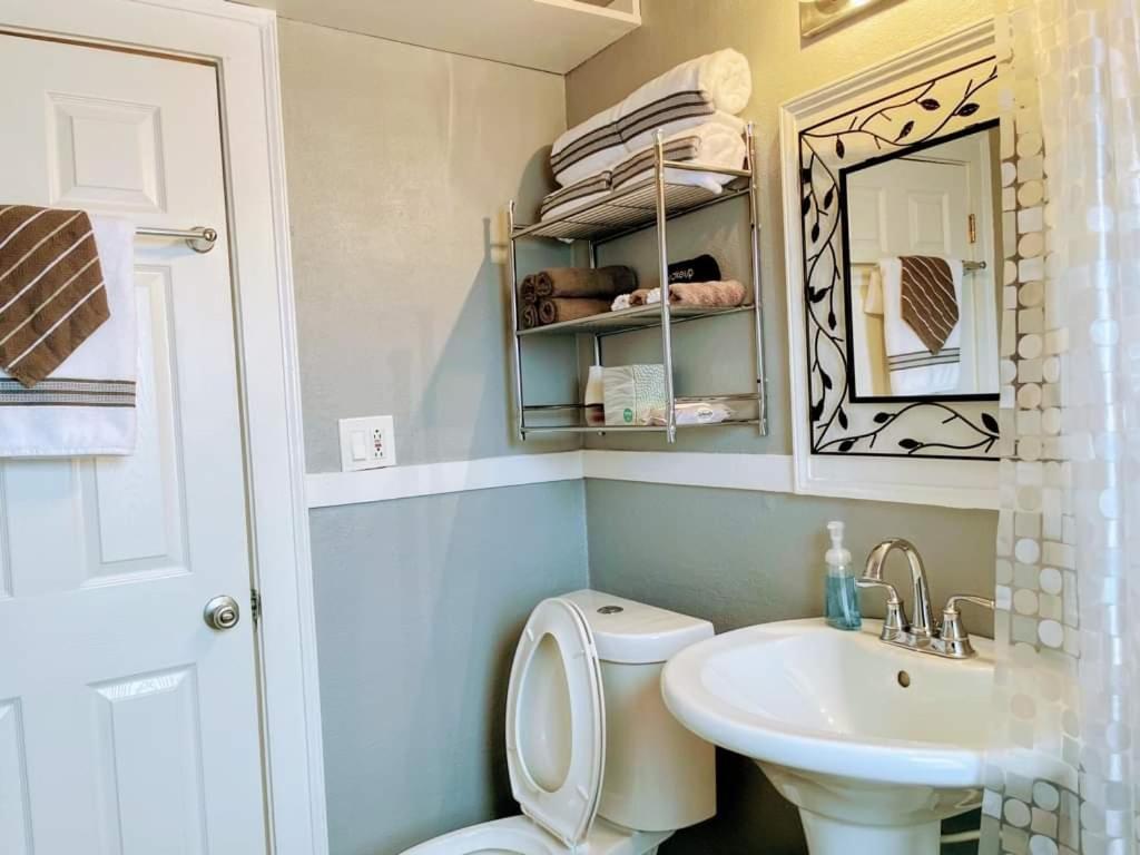 Waukegan Vacations - 2 BR Apt near Great Lakes Naval Base and 6 Flags - Property Image 7