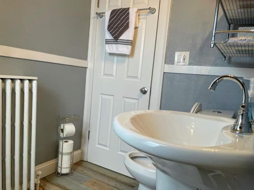 Waukegan Vacations - 2 BR Apt near Great Lakes Naval Base and 6 Flags - Property Image 5