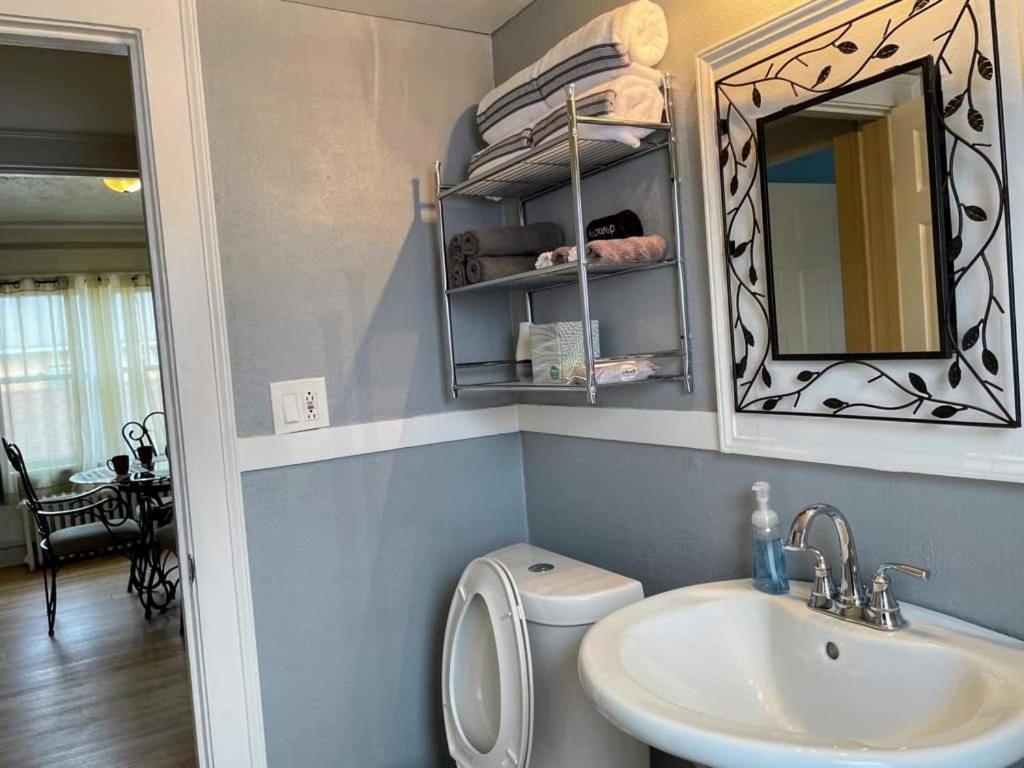 Waukegan Vacations - 2 BR Apt near Great Lakes Naval Base and 6 Flags - Property Image 4
